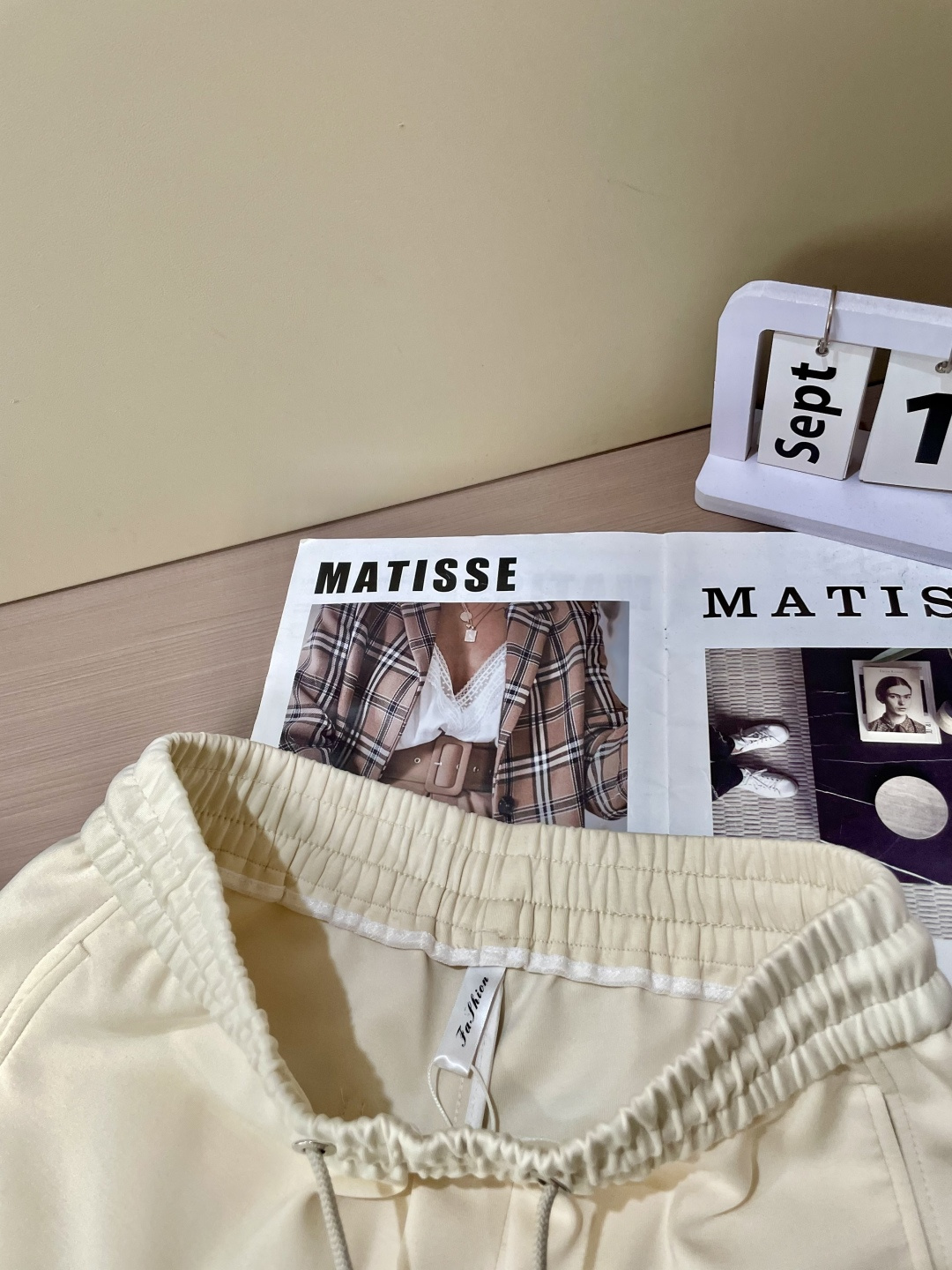 Lv 2025秋冬最新休闲裤 潮人必备 版型超赞，能很好的修复各种腿型，非常个性！柔软排汗，舒适度极高。