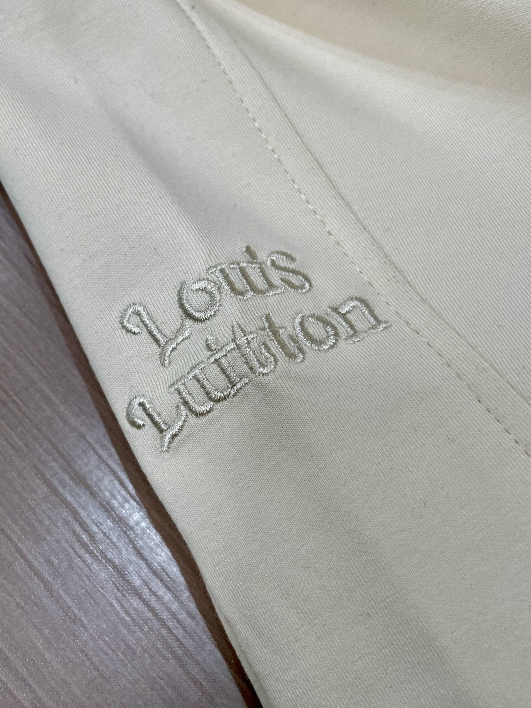 Lv 2025秋冬最新休闲裤 潮人必备 版型超赞，能很好的修复各种腿型，非常个性！柔软排汗，舒适度极高。