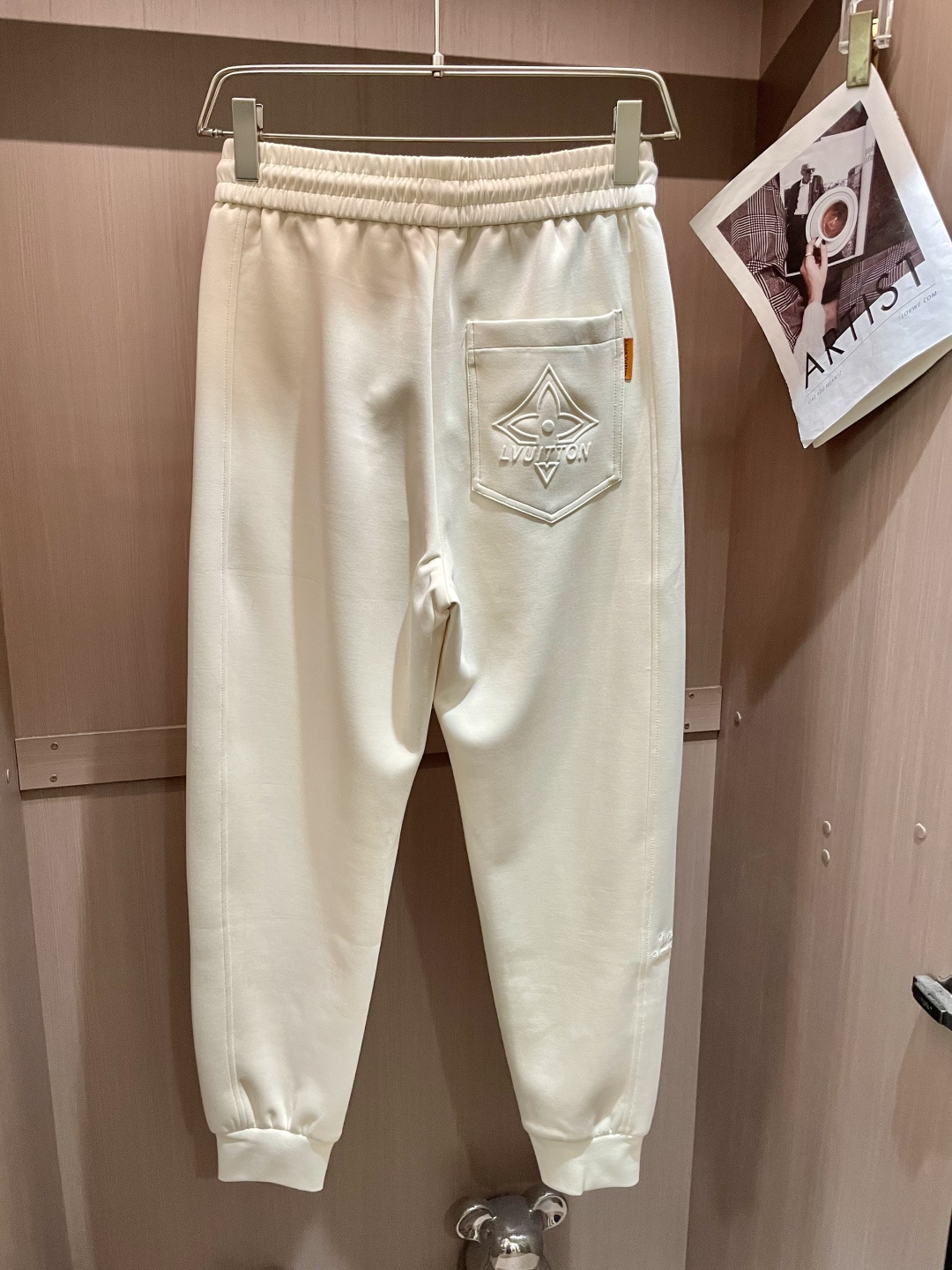 Lv 2025秋冬最新休闲裤 潮人必备 版型超赞，能很好的修复各种腿型，非常个性！柔软排汗，舒适度极高。