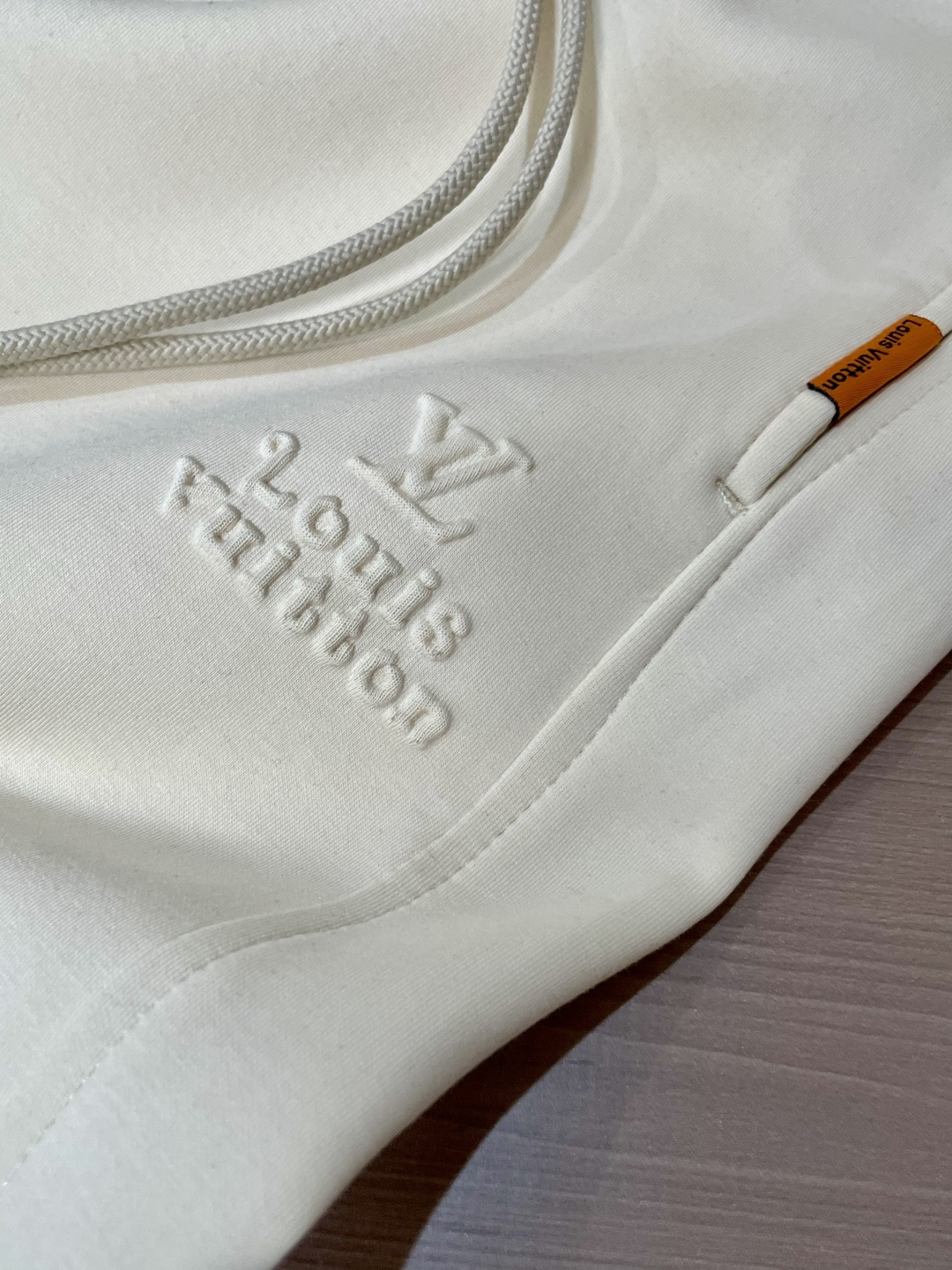 Lv 2025秋冬最新休闲裤 潮人必备 版型超赞，能很好的修复各种腿型，非常个性！柔软排汗，舒适度极高。