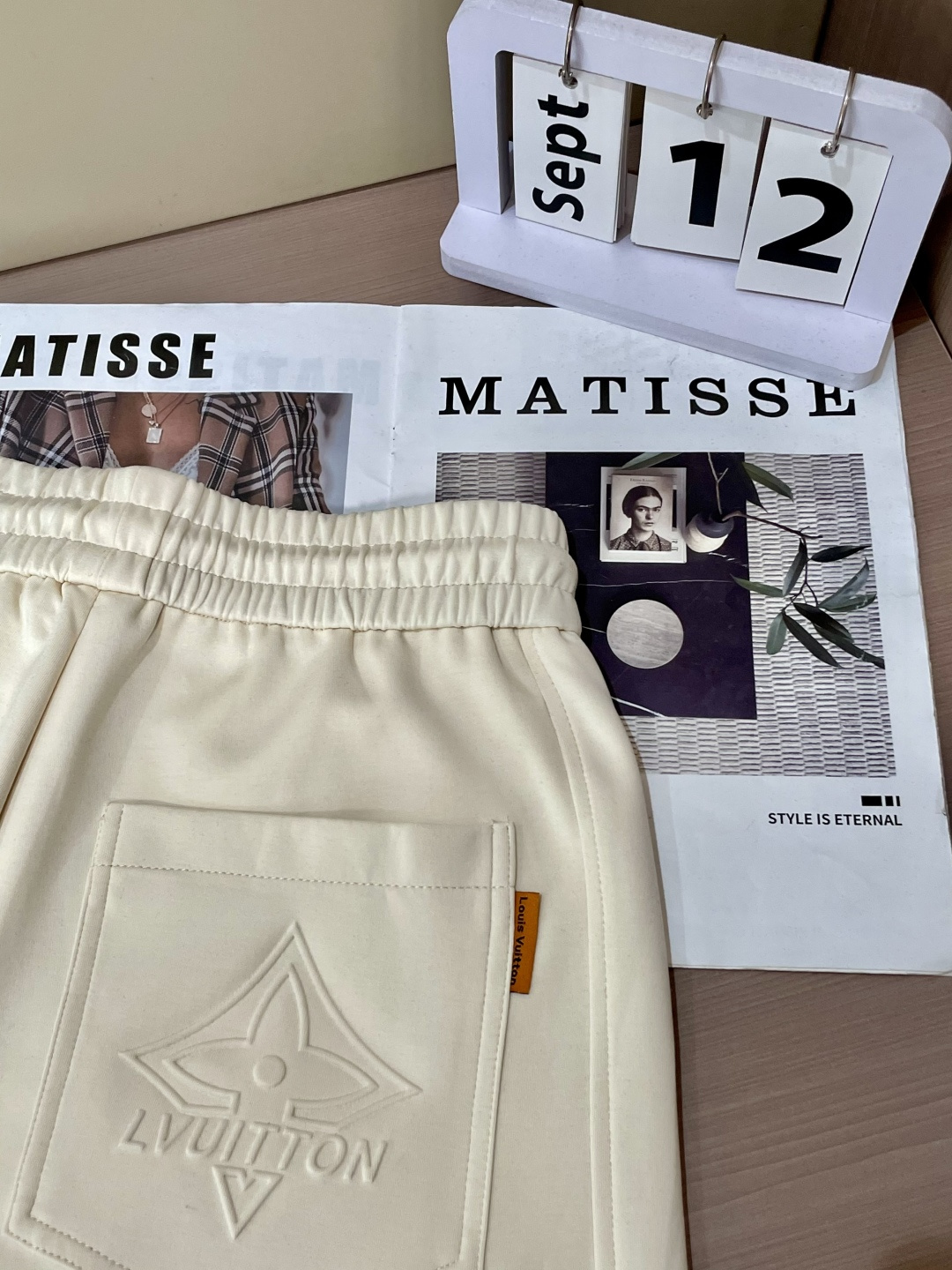 Lv 2025秋冬最新休闲裤 潮人必备 版型超赞，能很好的修复各种腿型，非常个性！柔软排汗，舒适度极高。