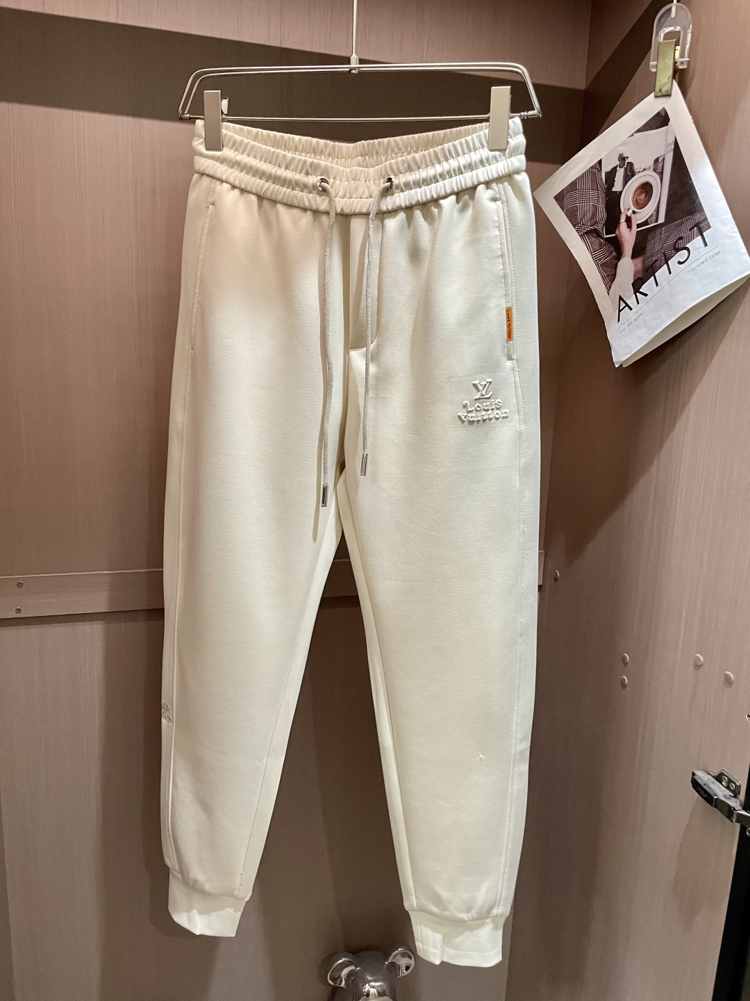 Lv 2025秋冬最新休闲裤 潮人必备 版型超赞，能很好的修复各种腿型，非常个性！柔软排汗，舒适度极高。