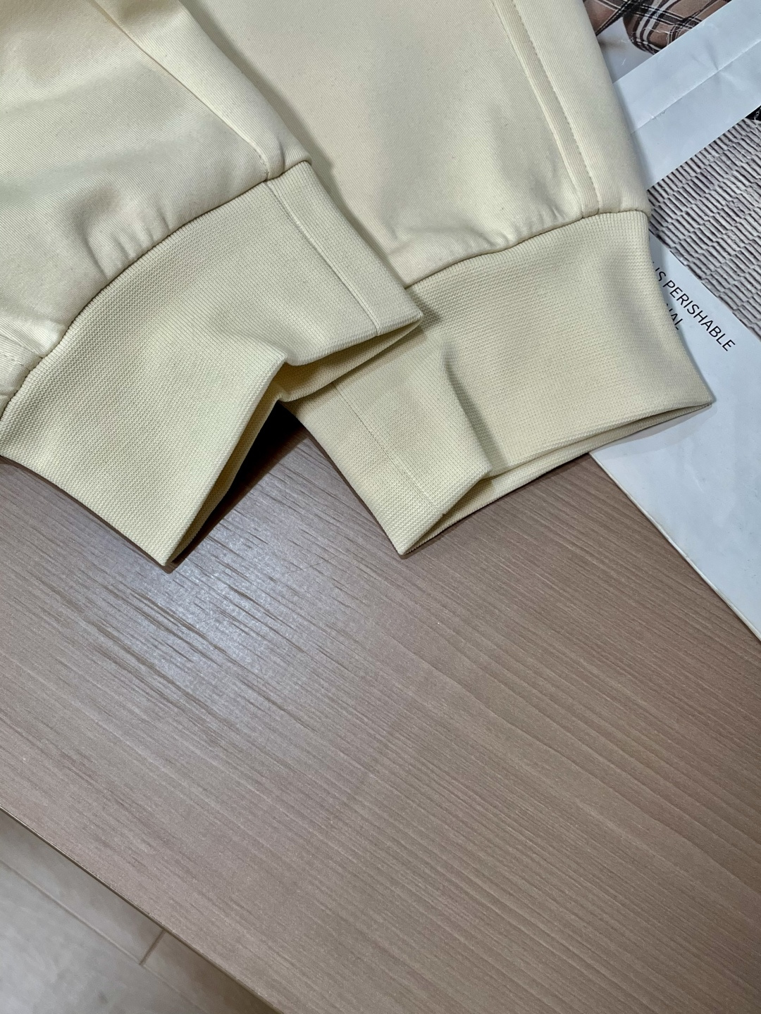 Lv 2025秋冬最新休闲裤 潮人必备 版型超赞，能很好的修复各种腿型，非常个性！柔软排汗，舒适度极高。