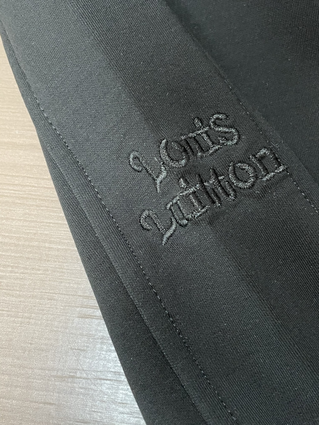 Lv 2025秋冬最新休闲裤 潮人必备 版型超赞，能很好的修复各种腿型，非常个性！柔软排汗，舒适度极高。