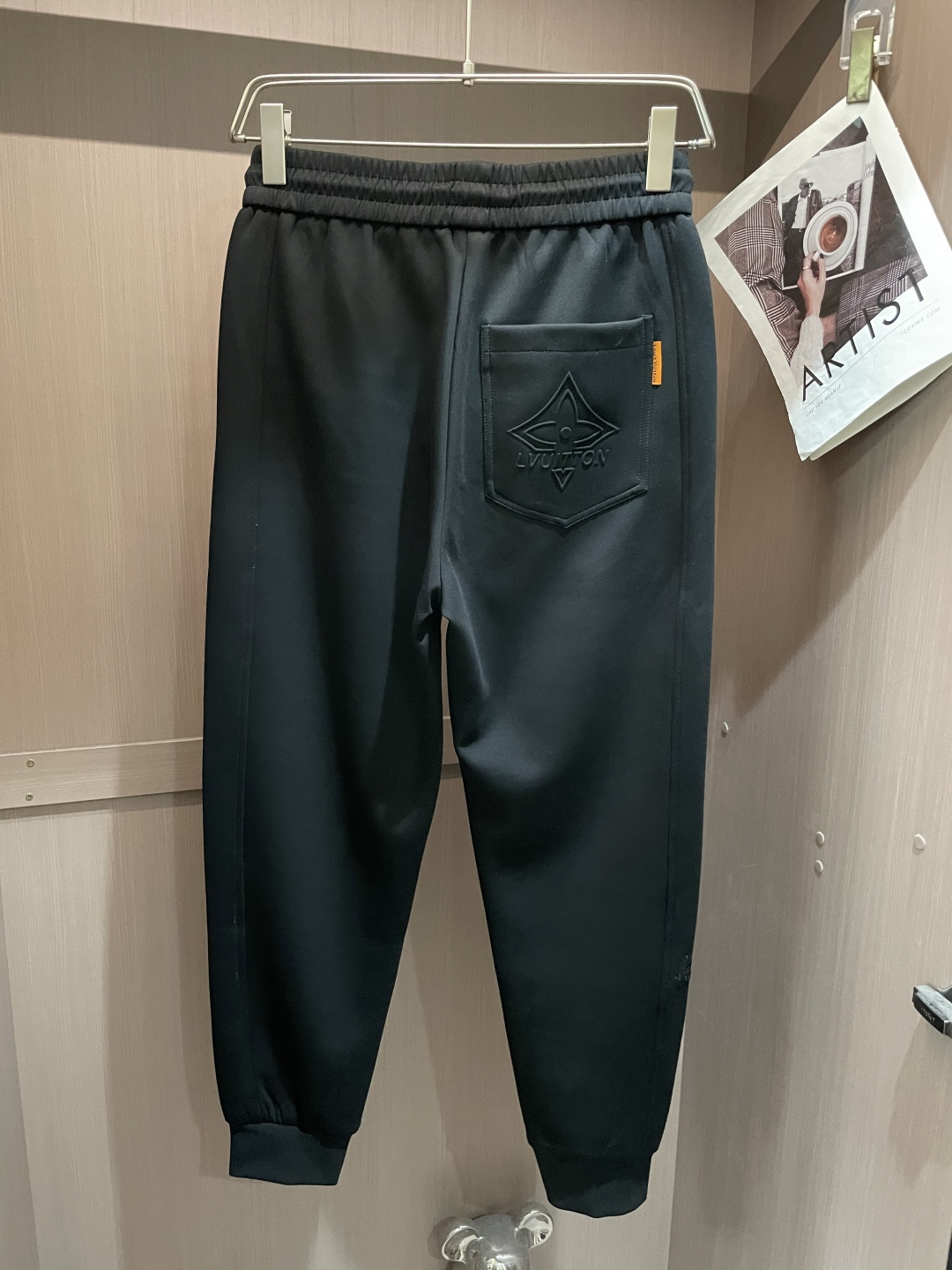 Lv 2025秋冬最新休闲裤 潮人必备 版型超赞，能很好的修复各种腿型，非常个性！柔软排汗，舒适度极高。