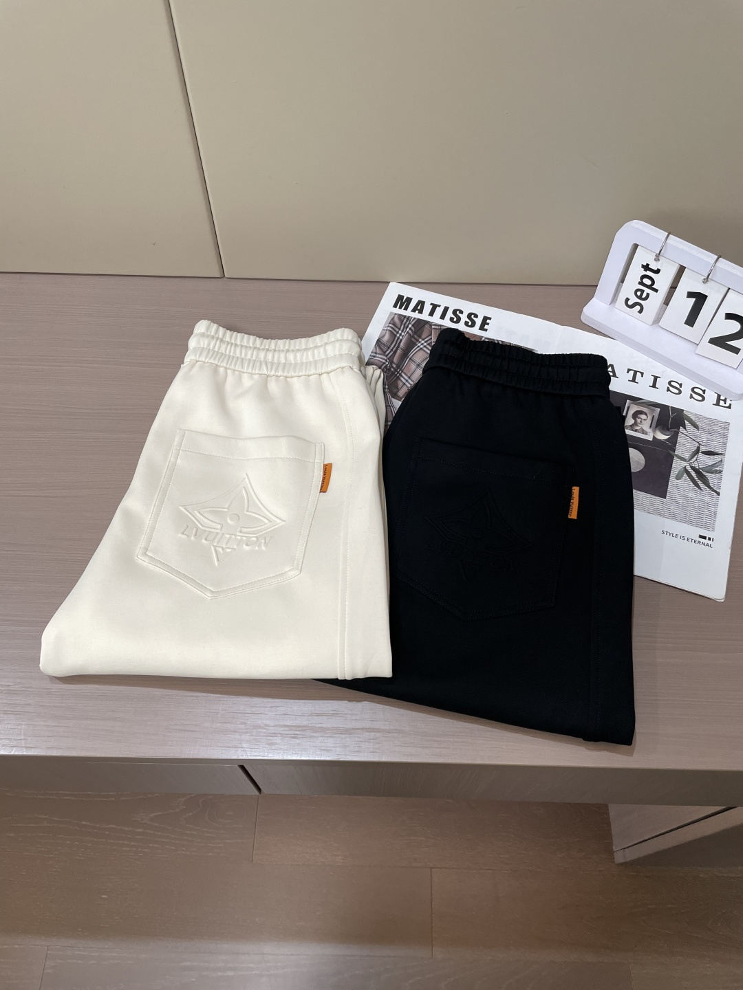 Lv 2025秋冬最新休闲裤 潮人必备 版型超赞，能很好的修复各种腿型，非常个性！柔软排汗，舒适度极高。