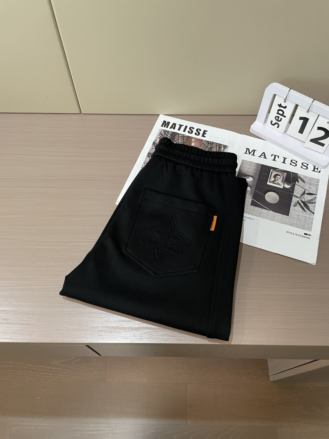 Lv 2025秋冬最新休闲裤 潮人必备 版型超赞，能很好的修复各种腿型，非常个性！柔软排汗，舒适度极高。