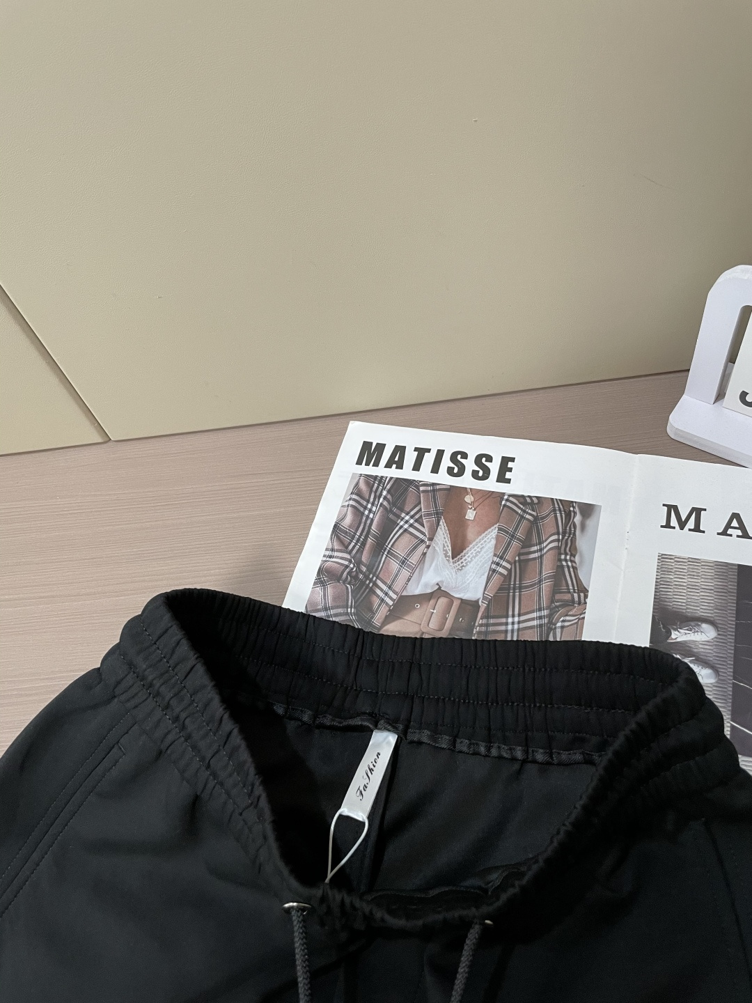 Lv 2025秋冬最新休闲裤 潮人必备 版型超赞，能很好的修复各种腿型，非常个性！柔软排汗，舒适度极高。