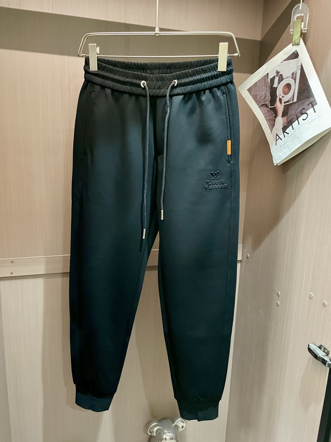 NO:541267,Lv2025 autumn and winter latest casual pants, a must-have for trendy people. The style is excellent and can repair various leg shapes well, which is very personal!  Soft and sweat-free, extremely comfortable. Customized elastic rubber at the waist of the trouser legs and original auxiliary materials. The upper body is sports and casual, and it is necessary to go out for leisure and travel. Size m-xxxl,,louis vuitton,alexander wang19860909Lv2025秋冬最新休闲裤 潮人必备 版型超赞,能很好的修复各种腿型,非常个性！柔软排汗,舒适度极高.裤腿腰部订制松紧橡筋、原版辅料细节.上身运动休闲时尚,出街休闲、外出旅游必备. 尺码m-xxxl,,louis vuitton,alexander wang,Men's clothing