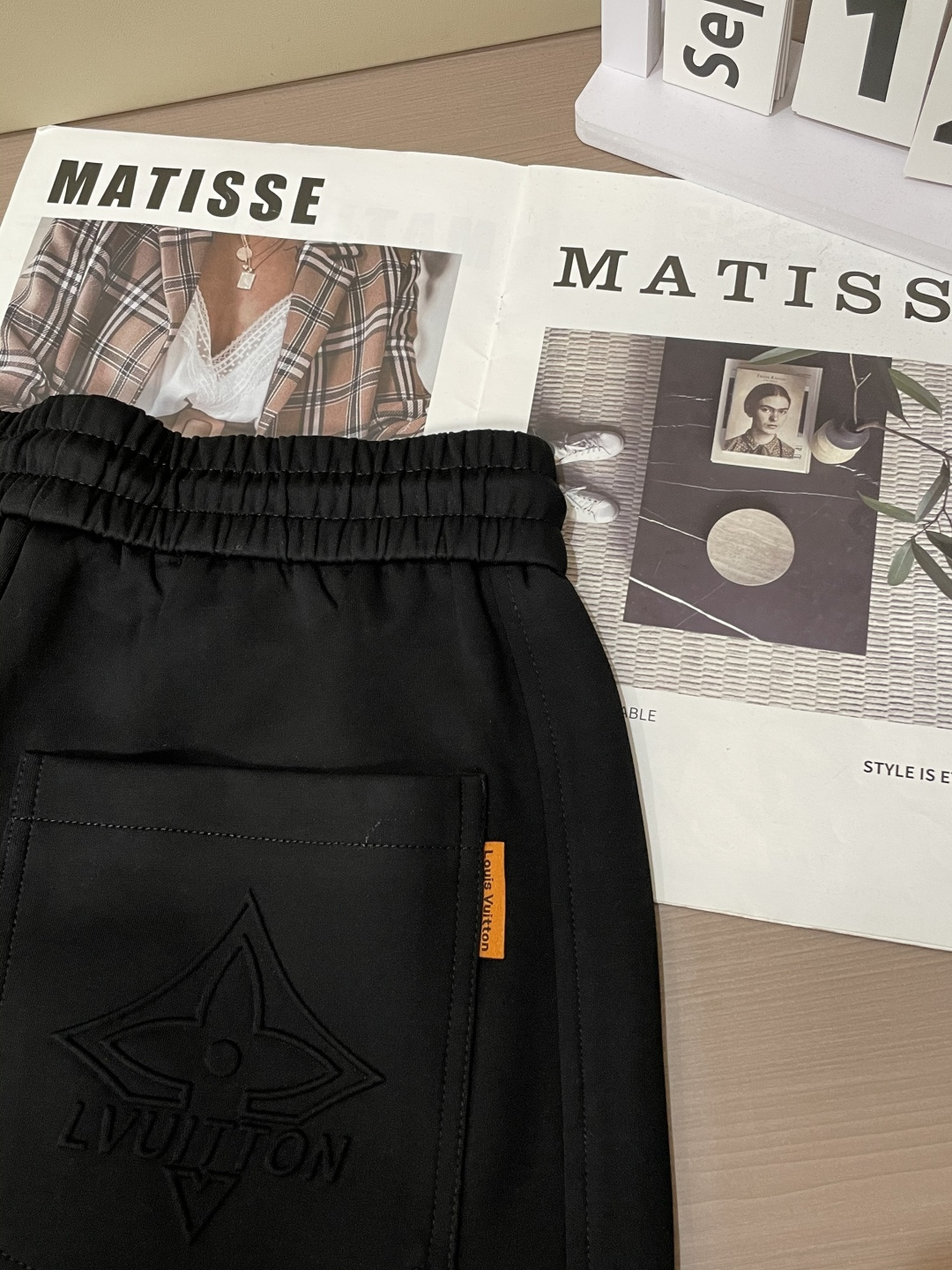 Lv 2025秋冬最新休闲裤 潮人必备 版型超赞，能很好的修复各种腿型，非常个性！柔软排汗，舒适度极高。