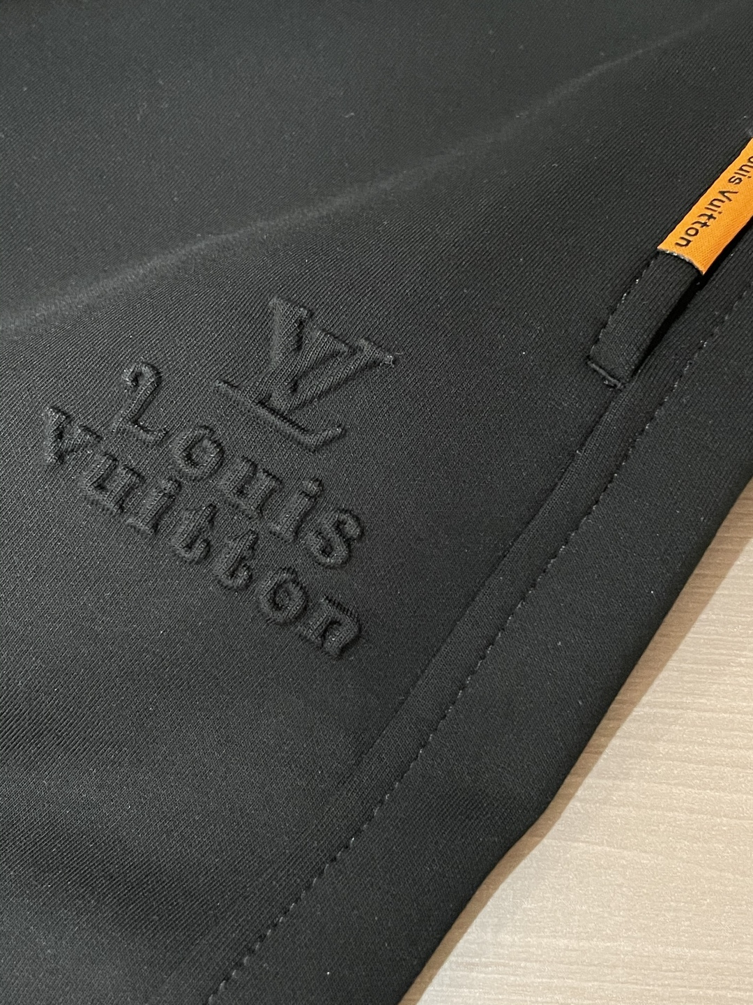 Lv 2025秋冬最新休闲裤 潮人必备 版型超赞，能很好的修复各种腿型，非常个性！柔软排汗，舒适度极高。