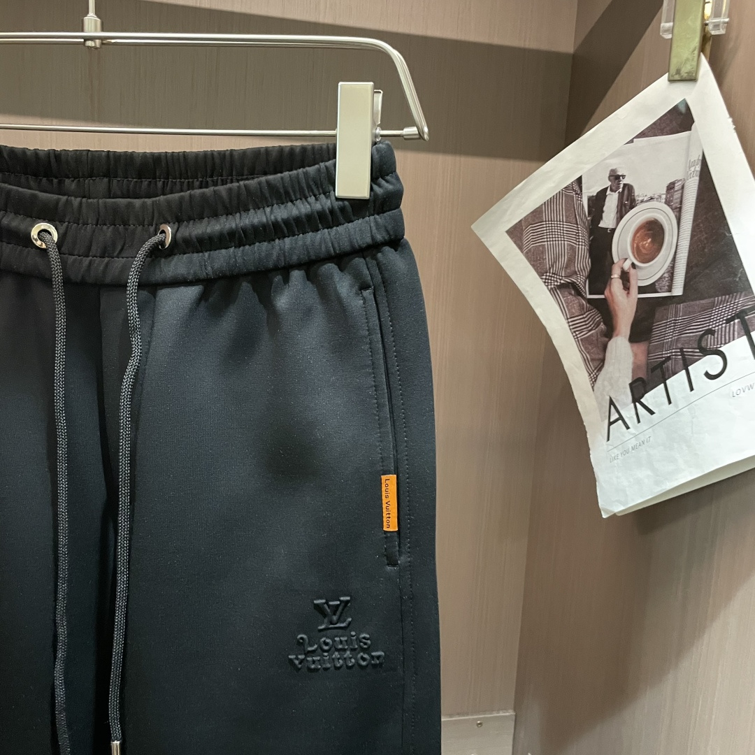 Lv 2025秋冬最新休闲裤 潮人必备 版型超赞，能很好的修复各种腿型，非常个性！柔软排汗，舒适度极高。