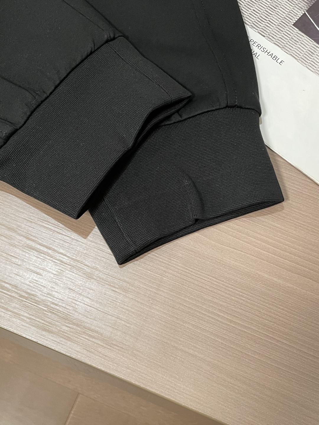 Lv 2025秋冬最新休闲裤 潮人必备 版型超赞，能很好的修复各种腿型，非常个性！柔软排汗，舒适度极高。