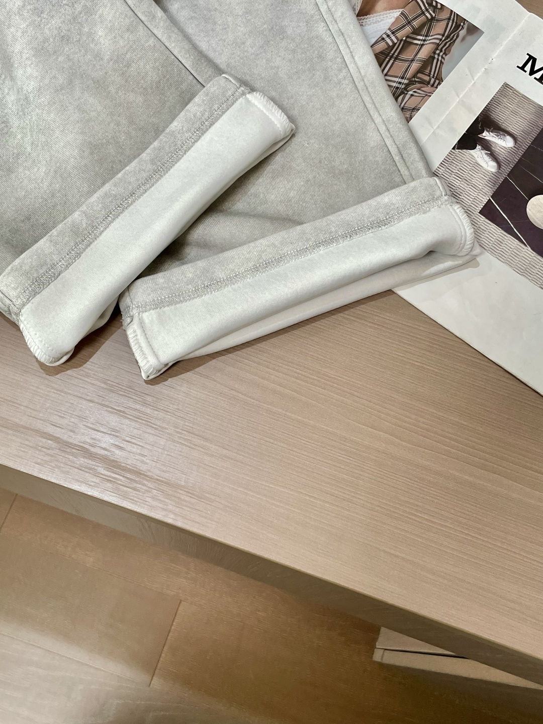 Loewe 2025秋冬最新休闲裤 潮人必备 版型超赞，能很好的修复各种腿型，非常个性！柔软排汗，舒适度