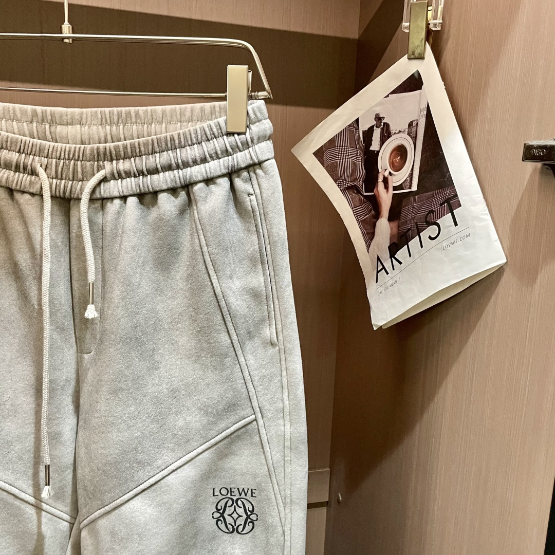 Loewe 2025秋冬最新休闲裤 潮人必备 版型超赞，能很好的修复各种腿型，非常个性！柔软排汗，舒适度