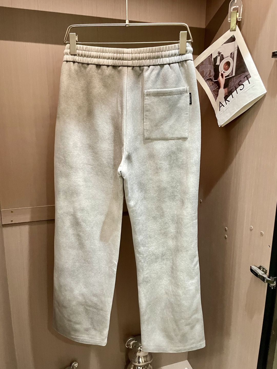 Loewe 2025秋冬最新休闲裤 潮人必备 版型超赞，能很好的修复各种腿型，非常个性！柔软排汗，舒适度