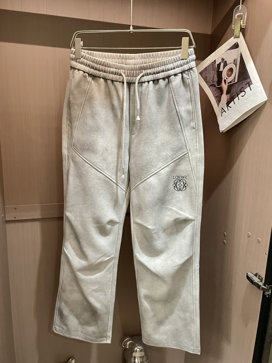 NO:541270,Loewe's latest casual pants in 2025 autumn and winter, a must-have for trendy people. The style is excellent and can repair various leg shapes well, which is very personal!  Soft and sweat-relieving, extremely comfortable. Customized elastic rubber at the waist of the trouser legs and original auxiliary materials. The upper body is sports and casual and fashionable, and is essential for leisure and traveling. Size m-xxxl,,loewe,alexander wang19860909Loewe 2025秋冬最新休闲裤 潮人必备 版型超赞,能很好的修复各种腿型,非常个性！柔软排汗,舒适度极高.裤腿腰部订制松紧橡筋、原版辅料细节.上身运动休闲时尚,出街休闲、外出旅游必备. 尺码m-xxxl,,loewe,alexander wang,Men's clothing