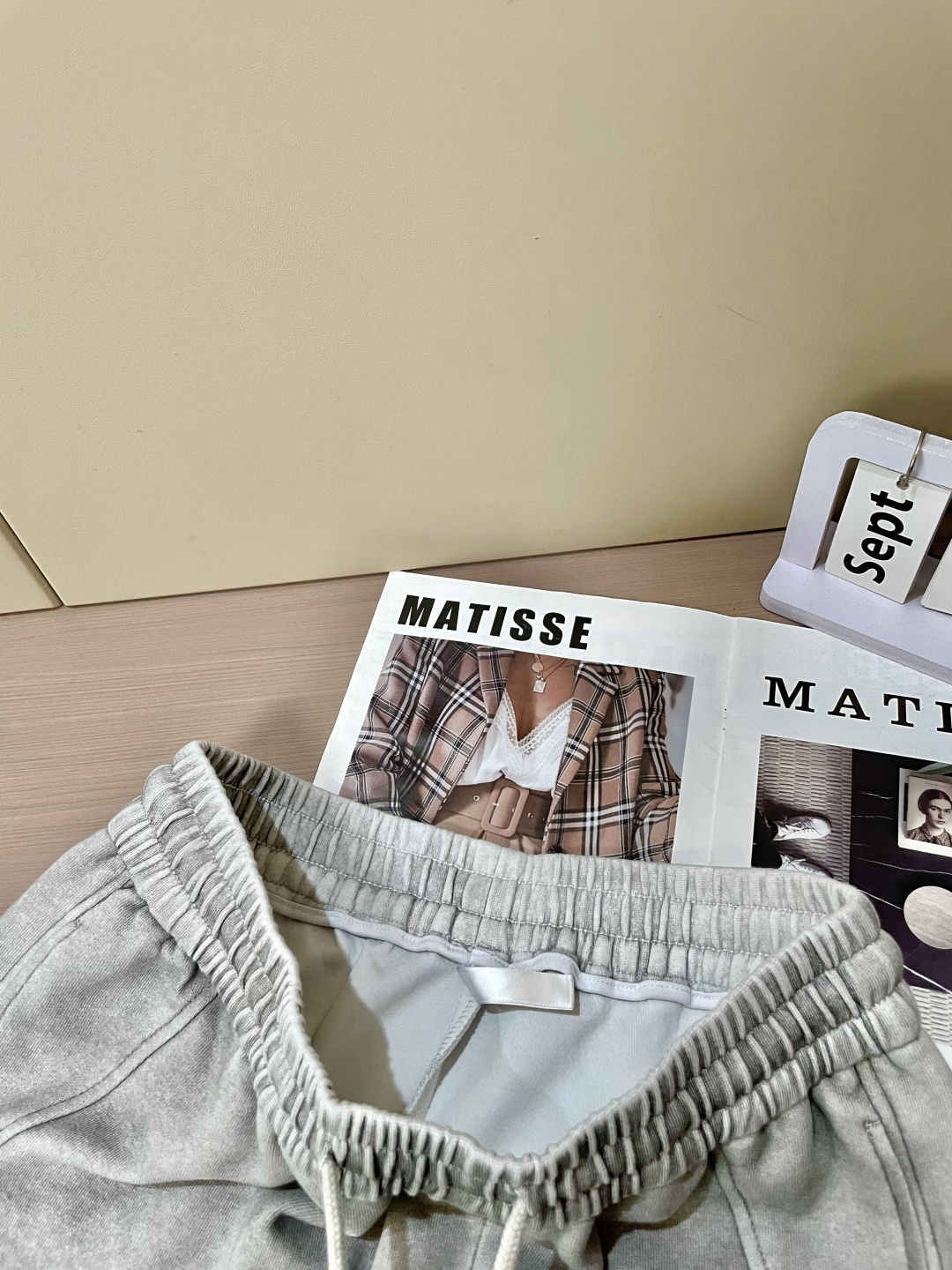 Loewe 2025秋冬最新休闲裤 潮人必备 版型超赞，能很好的修复各种腿型，非常个性！柔软排汗，舒适度