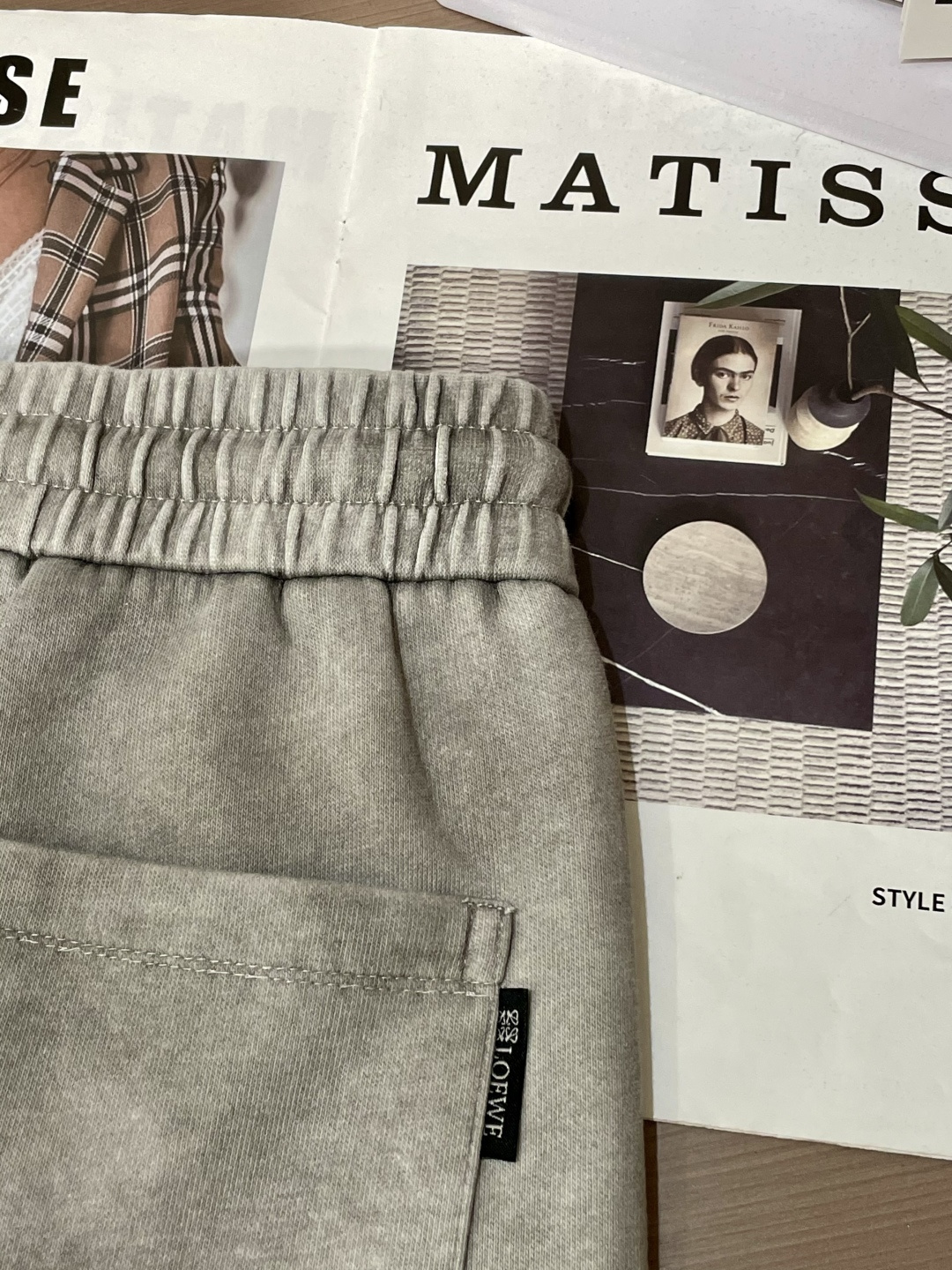 Loewe 2025秋冬最新休闲裤 潮人必备 版型超赞，能很好的修复各种腿型，非常个性！柔软排汗，舒适度