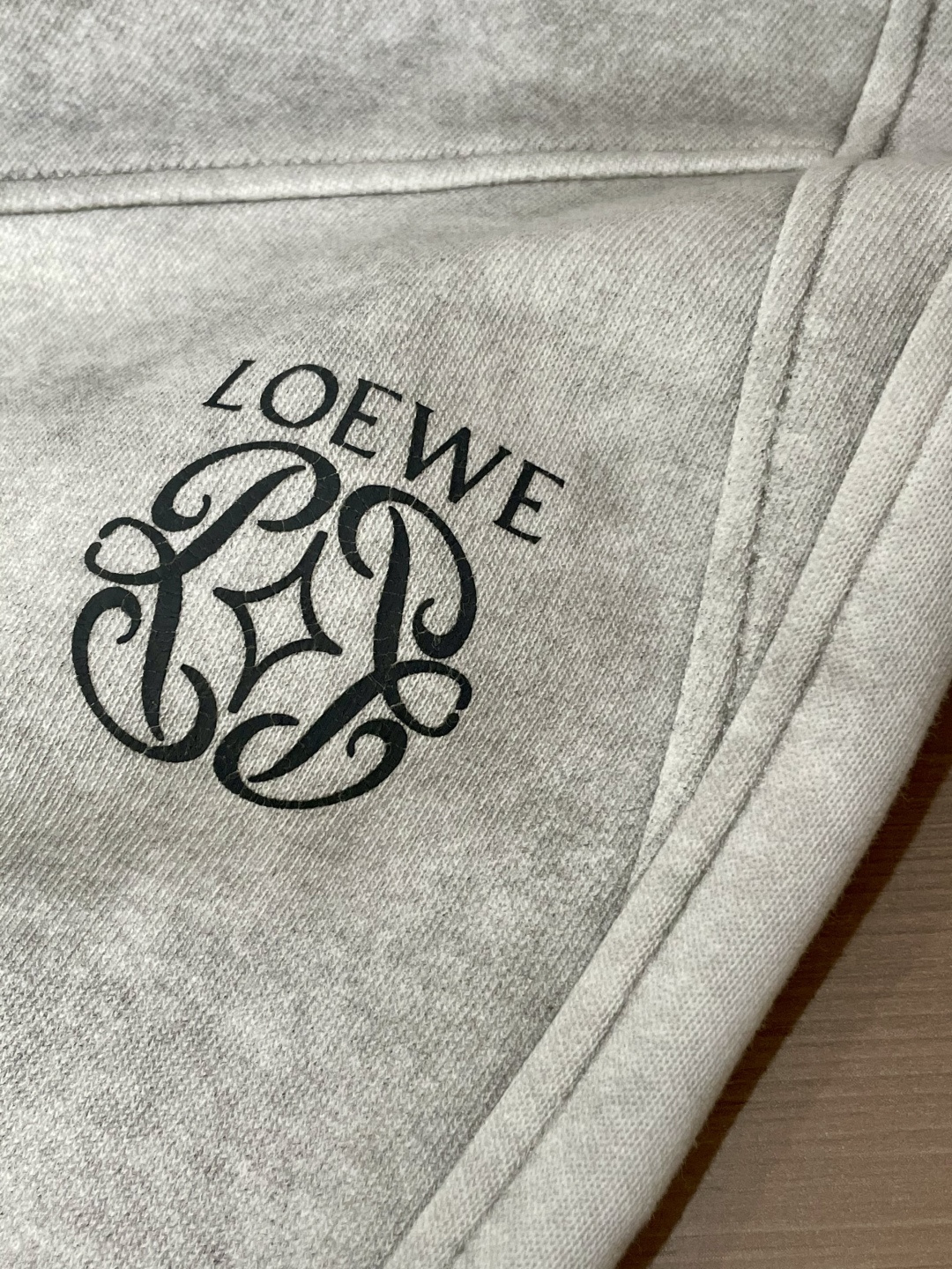 Loewe 2025秋冬最新休闲裤 潮人必备 版型超赞，能很好的修复各种腿型，非常个性！柔软排汗，舒适度