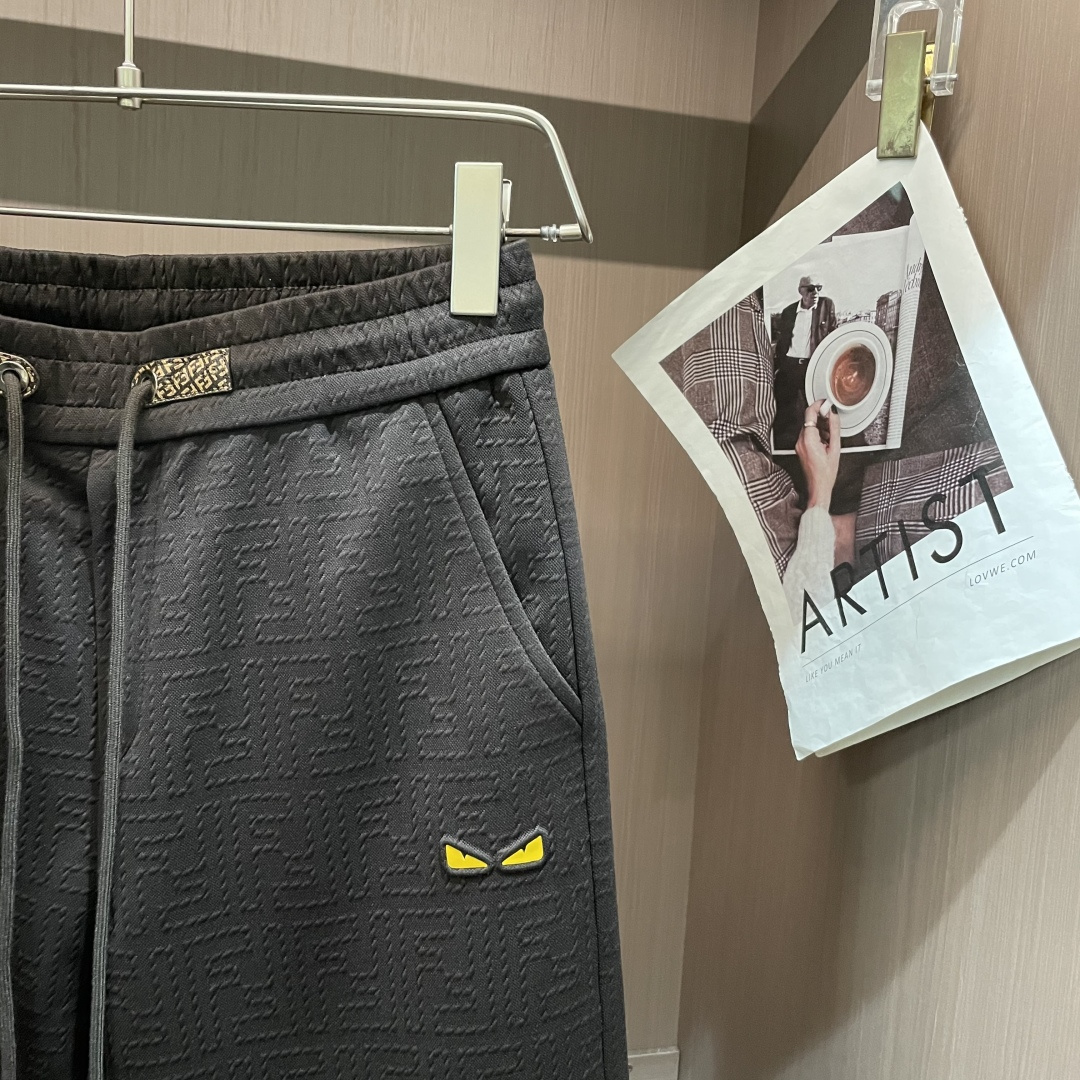 FD 2025秋冬最新休闲裤 潮人必备 版型超赞，能很好的修复各种腿型，非常个性！柔软排汗，舒适度极高。