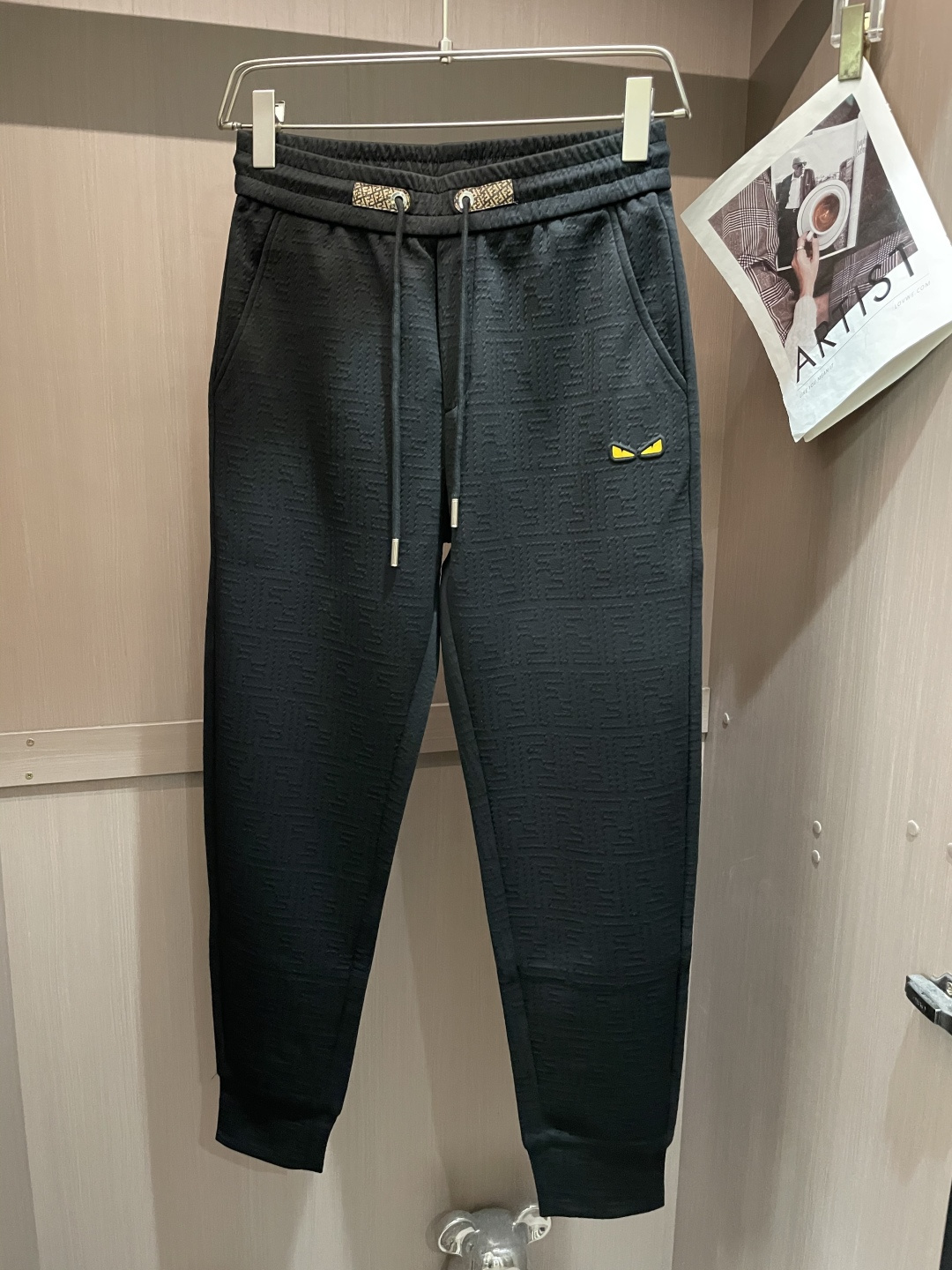 NO:541273,FD 2025 Autumn and Winter latest casual pants, a must-have for trendy people. The style is excellent and can repair various leg shapes well, which is very personal!  Soft and sweat-relieving, extremely comfortable. Customized elastic rubber at the waist of the trouser legs and original auxiliary materials. The upper body is sports and casual and fashionable, and is essential for leisure and traveling. Size m-xxxl,,alexander wang19860909FD 2025秋冬最新休闲裤 潮人必备 版型超赞,能很好的修复各种腿型,非常个性！柔软排汗,舒适度极高.裤腿腰部订制松紧橡筋、原版辅料细节.上身运动休闲时尚,出街休闲、外出旅游必备. 尺码m-xxxl,,alexander wang,Men's clothing