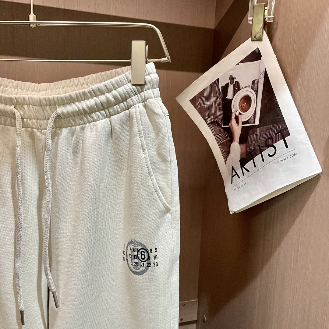 马吉拉 2025秋冬最新休闲裤 潮人必备 版型超赞，能很好的修复各种腿型，非常个性！柔软排汗，舒适度极高