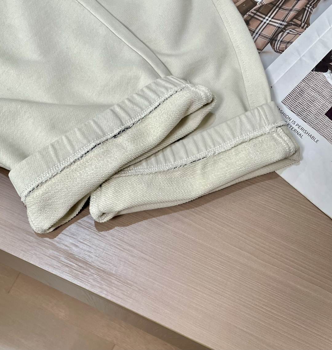 马吉拉 2025秋冬最新休闲裤 潮人必备 版型超赞，能很好的修复各种腿型，非常个性！柔软排汗，舒适度极高