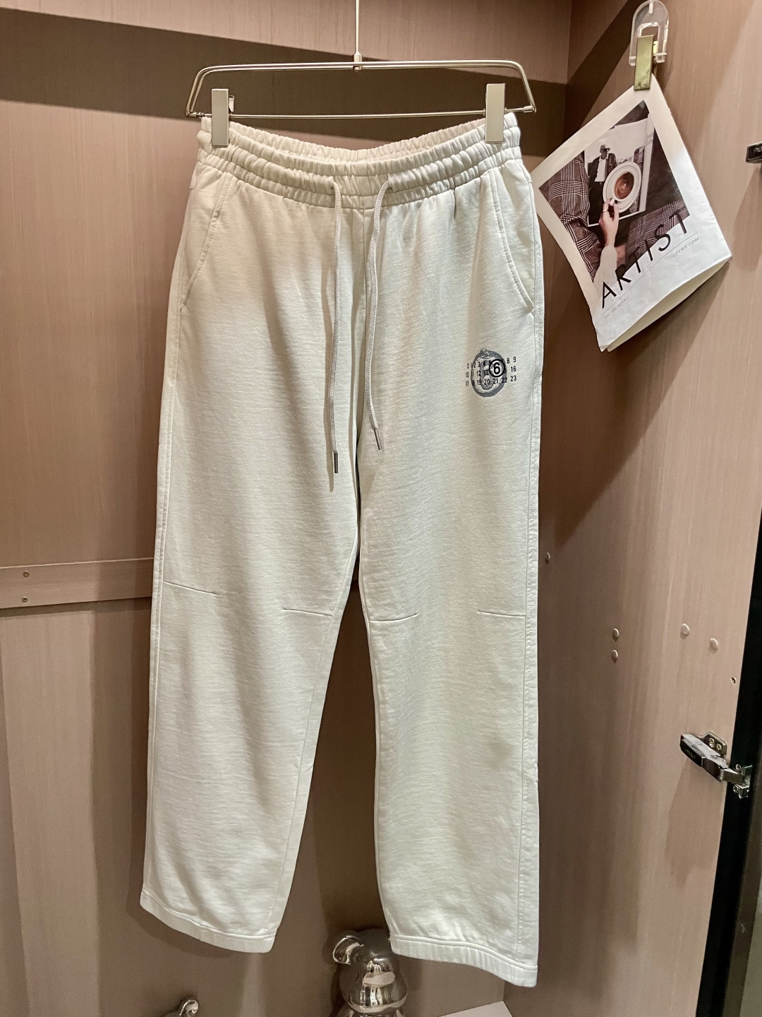 NO:541276,Majila 2025 Autumn and Winter latest casual pants, a must-have for trendy people. The style is excellent and can repair various leg shapes well, which is very personal!  Soft and sweat-relieving, extremely comfortable. Customized elastic rubber at the waist of the trouser legs and original auxiliary materials. The upper body is sports and casual and fashionable, and is essential for leisure and traveling. Size m-xxxl,,masion margiela,alexander wang19860909马吉拉 2025秋冬最新休闲裤 潮人必备 版型超赞,能很好的修复各种腿型,非常个性！柔软排汗,舒适度极高.裤腿腰部订制松紧橡筋、原版辅料细节.上身运动休闲时尚,出街休闲、外出旅游必备. 尺码m-xxxl,,masion margiela,alexander wang,Men's clothing