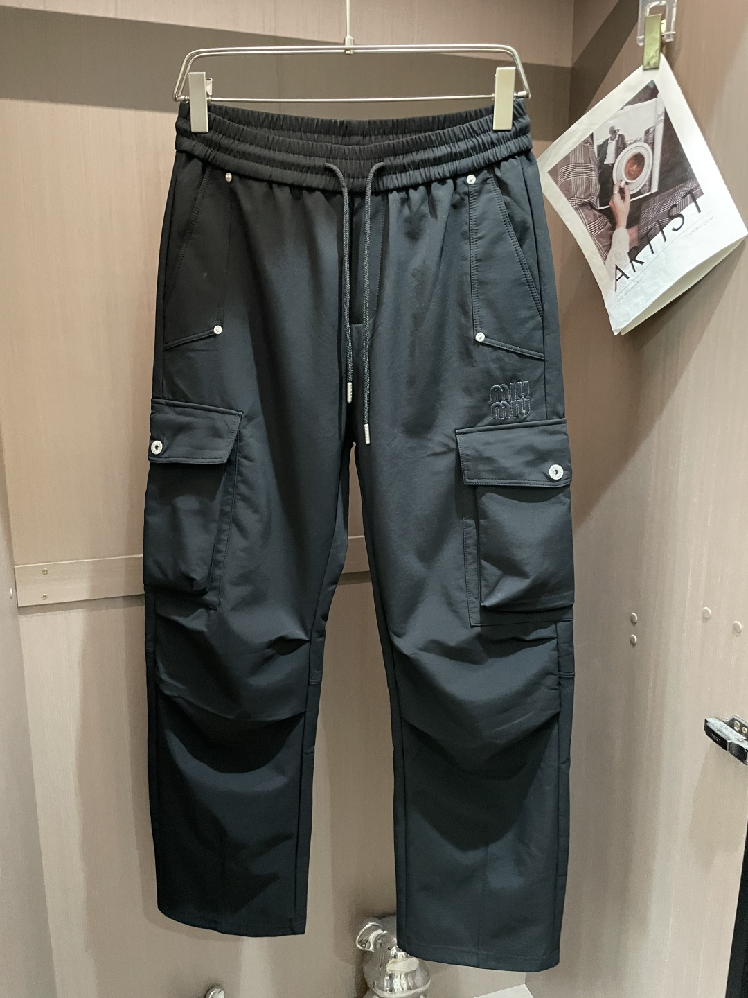 NO:541282,miumiu 2025 Autumn and Winter latest casual pants, a must-have for trendy people. The style is excellent and can repair various leg shapes well, which is very personal!  Soft and sweat-relieving, extremely comfortable. Customized elastic rubber at the waist of the trouser legs and original auxiliary materials. The upper body is sports and casual and fashionable, and is essential for leisure and traveling. Size m-xxxl,,miumiu,alexander wang19860909miumiu 2025秋冬最新休闲裤 潮人必备 版型超赞,能很好的修复各种腿型,非常个性！柔软排汗,舒适度极高.裤腿腰部订制松紧橡筋、原版辅料细节.上身运动休闲时尚,出街休闲、外出旅游必备. 尺码m-xxxl,,miumiu,alexander wang,Men's clothing
