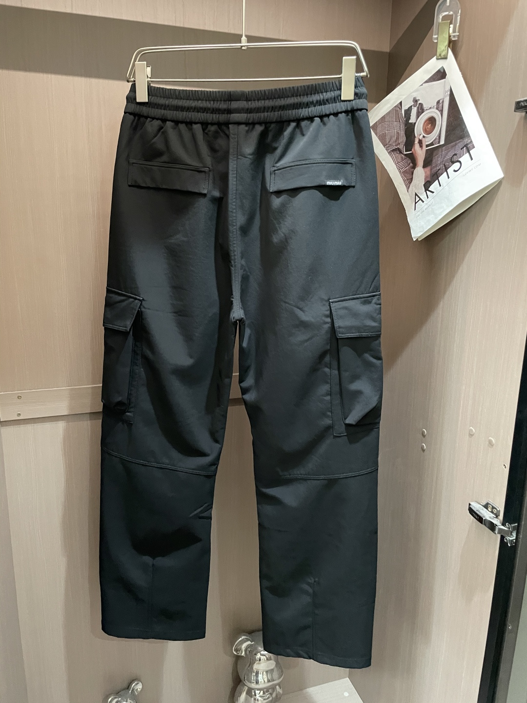 miumiu 2025秋冬最新休闲裤 潮人必备 版型超赞，能很好的修复各种腿型，非常个性！柔软排汗，舒适