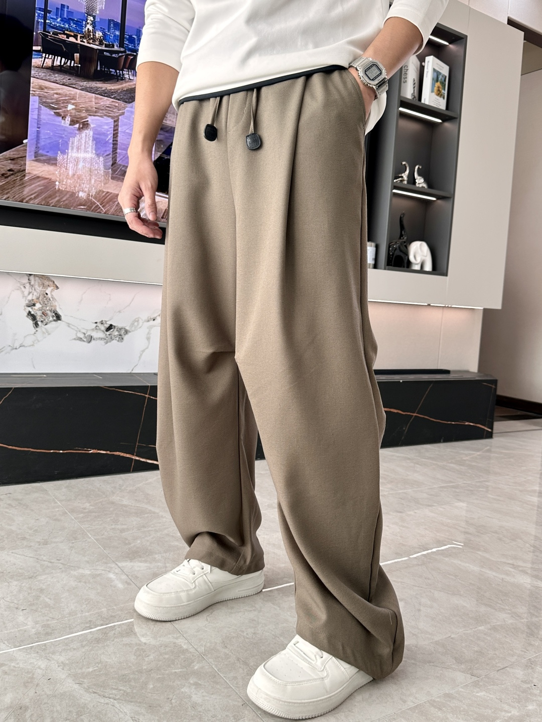 Loewe 2025秋冬最新休闲裤 潮人必备 版型超赞，能很好的修复各种腿型，非常个性！柔软排汗，舒适度