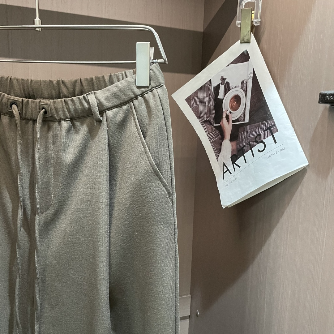Loewe 2025秋冬最新休闲裤 潮人必备 版型超赞，能很好的修复各种腿型，非常个性！柔软排汗，舒适度
