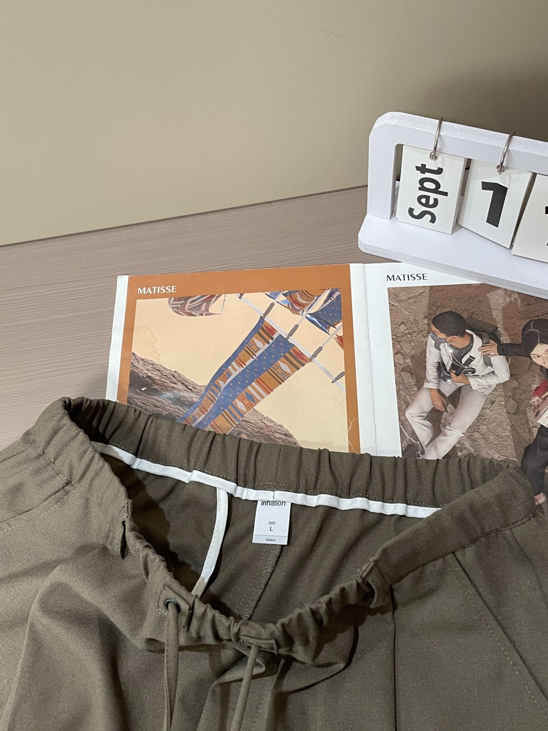 Loewe 2025秋冬最新休闲裤 潮人必备 版型超赞，能很好的修复各种腿型，非常个性！柔软排汗，舒适度