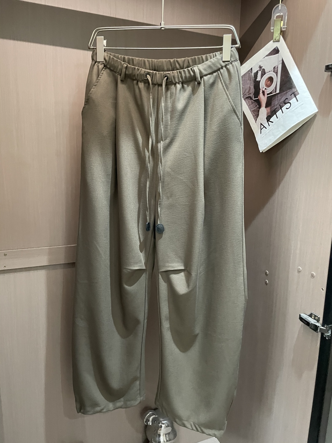 Loewe 2025秋冬最新休闲裤 潮人必备 版型超赞，能很好的修复各种腿型，非常个性！柔软排汗，舒适度