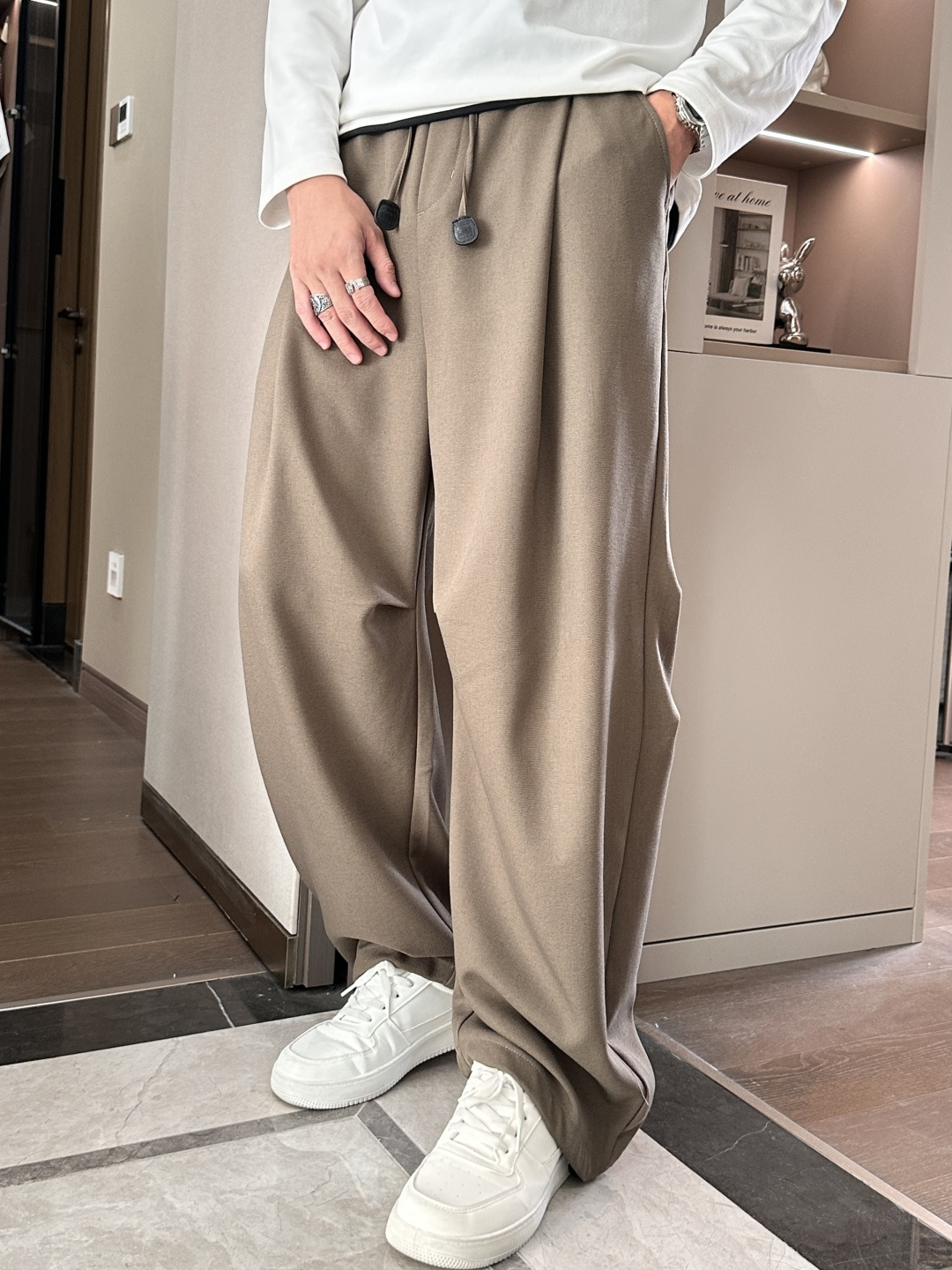 Loewe 2025秋冬最新休闲裤 潮人必备 版型超赞，能很好的修复各种腿型，非常个性！柔软排汗，舒适度