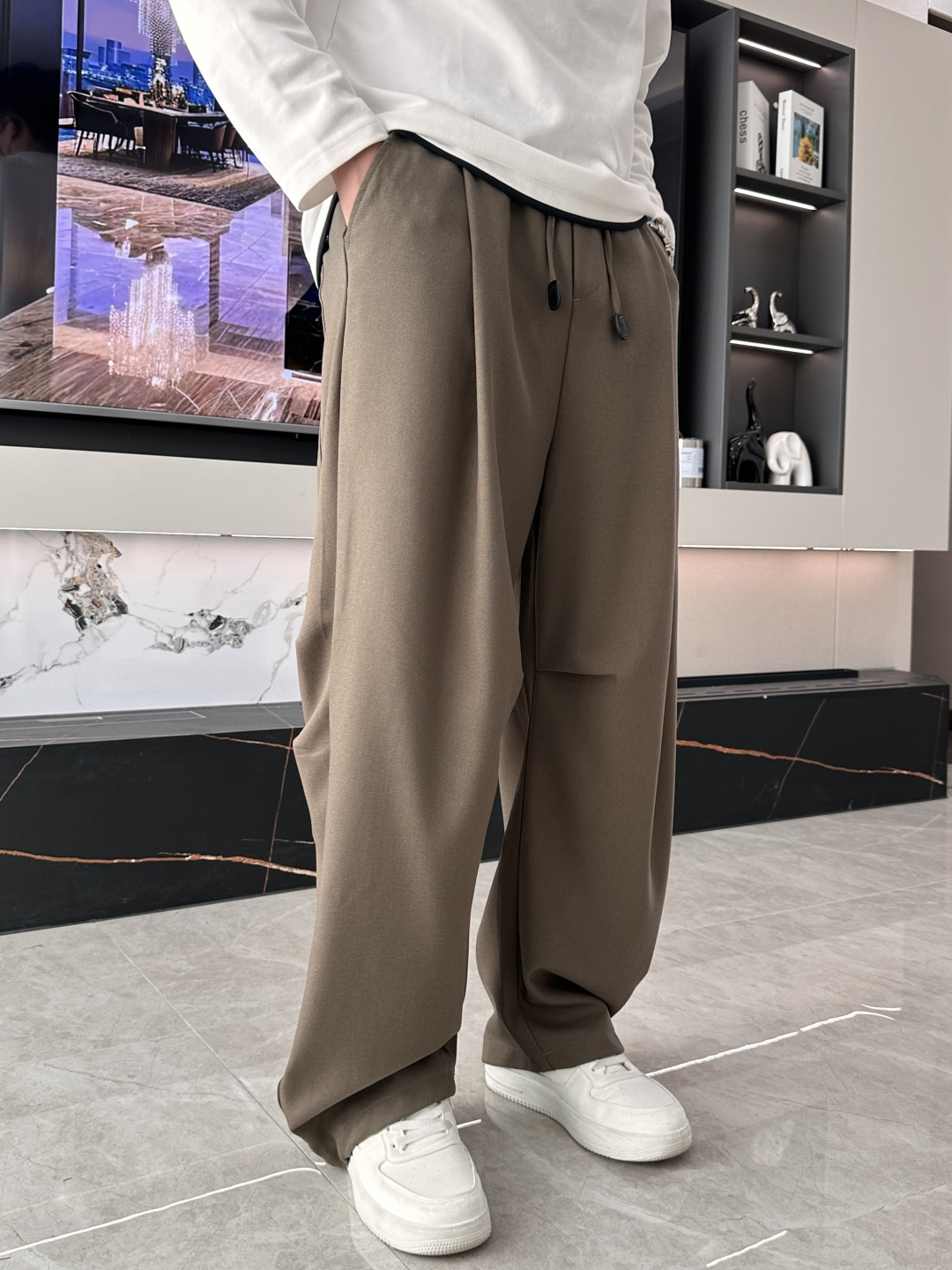 Loewe 2025秋冬最新休闲裤 潮人必备 版型超赞，能很好的修复各种腿型，非常个性！柔软排汗，舒适度
