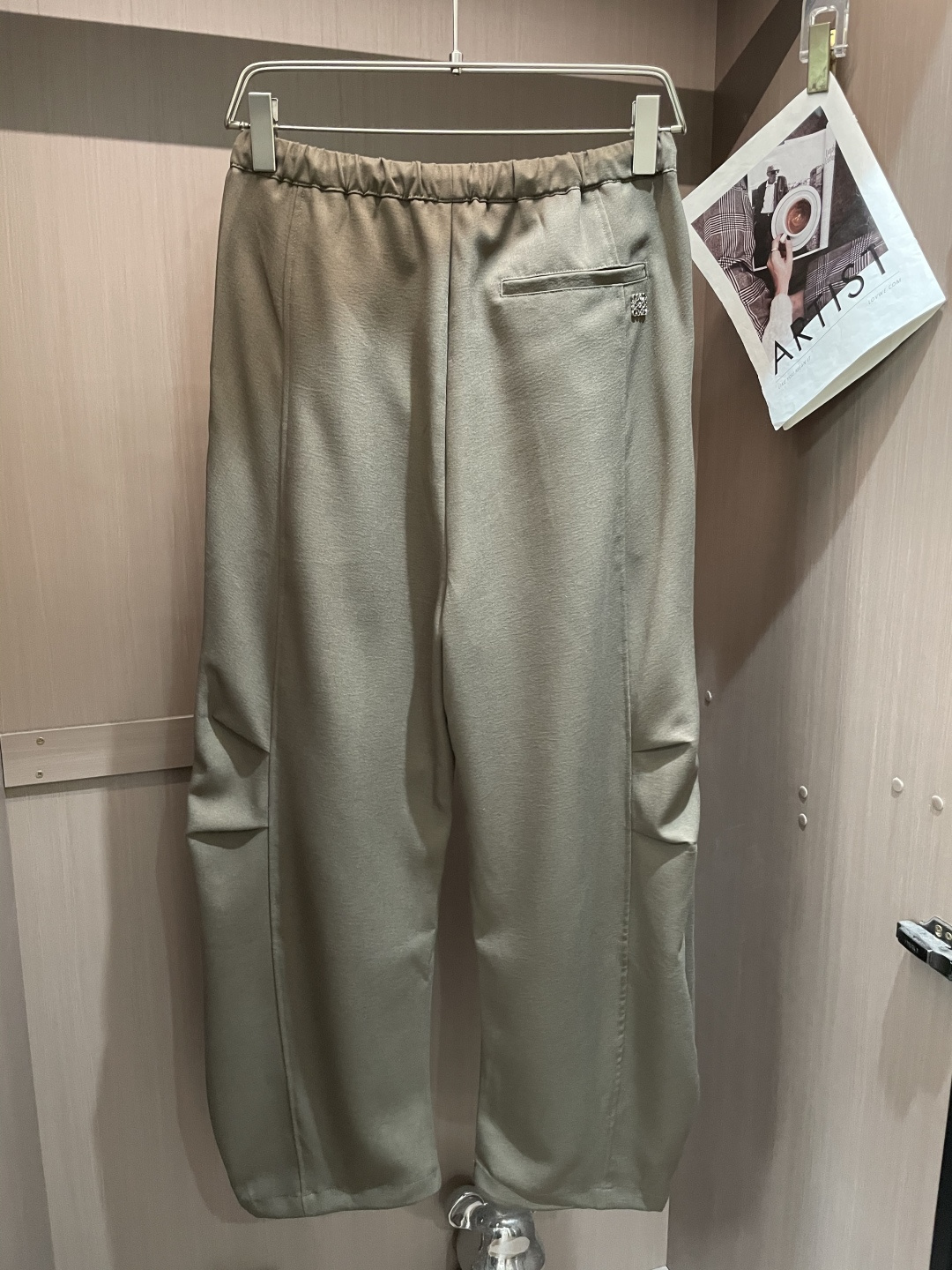 Loewe 2025秋冬最新休闲裤 潮人必备 版型超赞，能很好的修复各种腿型，非常个性！柔软排汗，舒适度