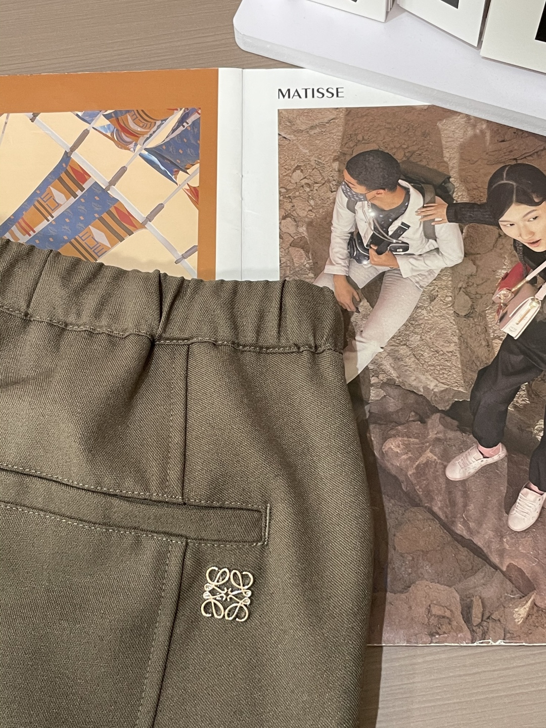 Loewe 2025秋冬最新休闲裤 潮人必备 版型超赞，能很好的修复各种腿型，非常个性！柔软排汗，舒适度