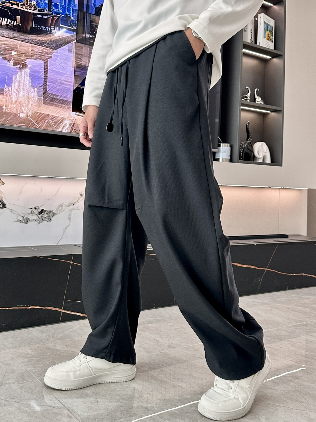 Loewe 2025秋冬最新休闲裤 潮人必备 版型超赞，能很好的修复各种腿型，非常个性！柔软排汗，舒适度