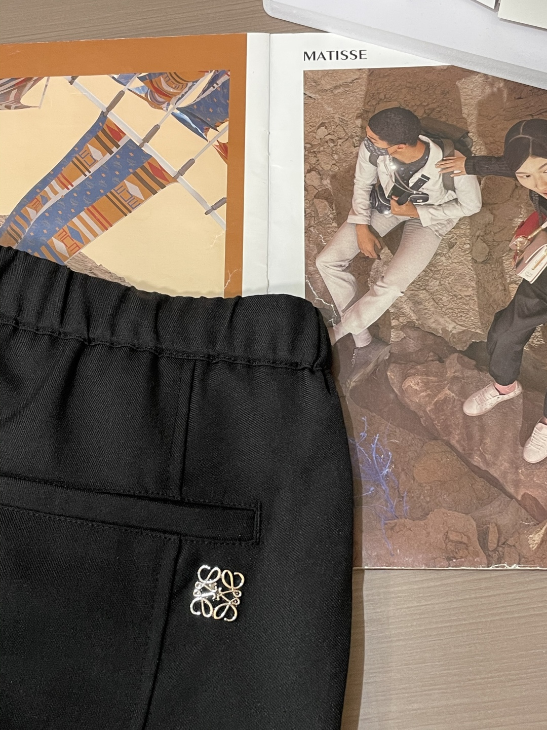 Loewe 2025秋冬最新休闲裤 潮人必备 版型超赞，能很好的修复各种腿型，非常个性！柔软排汗，舒适度