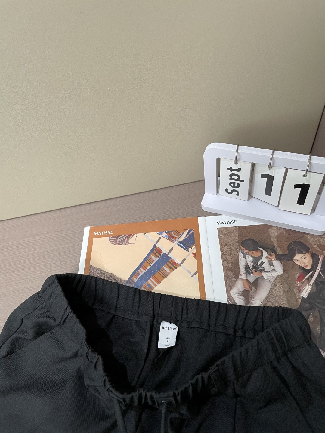Loewe 2025秋冬最新休闲裤 潮人必备 版型超赞，能很好的修复各种腿型，非常个性！柔软排汗，舒适度
