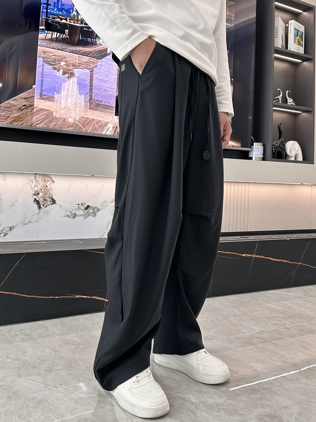 Loewe 2025秋冬最新休闲裤 潮人必备 版型超赞，能很好的修复各种腿型，非常个性！柔软排汗，舒适度