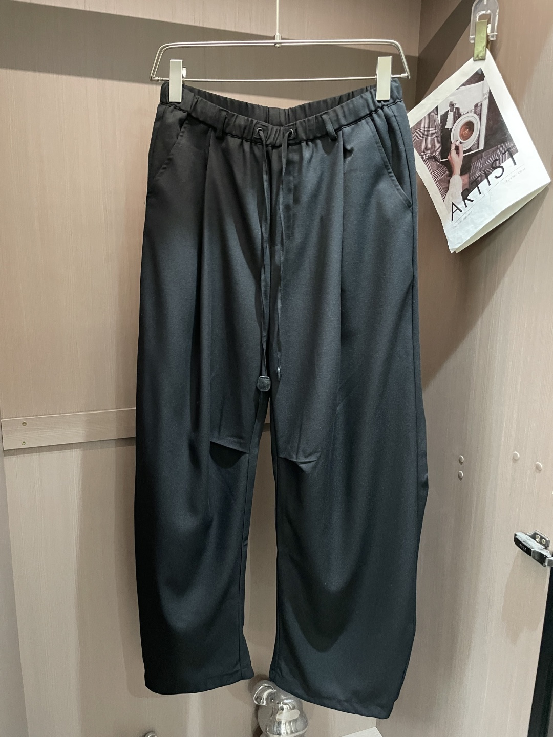Loewe 2025秋冬最新休闲裤 潮人必备 版型超赞，能很好的修复各种腿型，非常个性！柔软排汗，舒适度