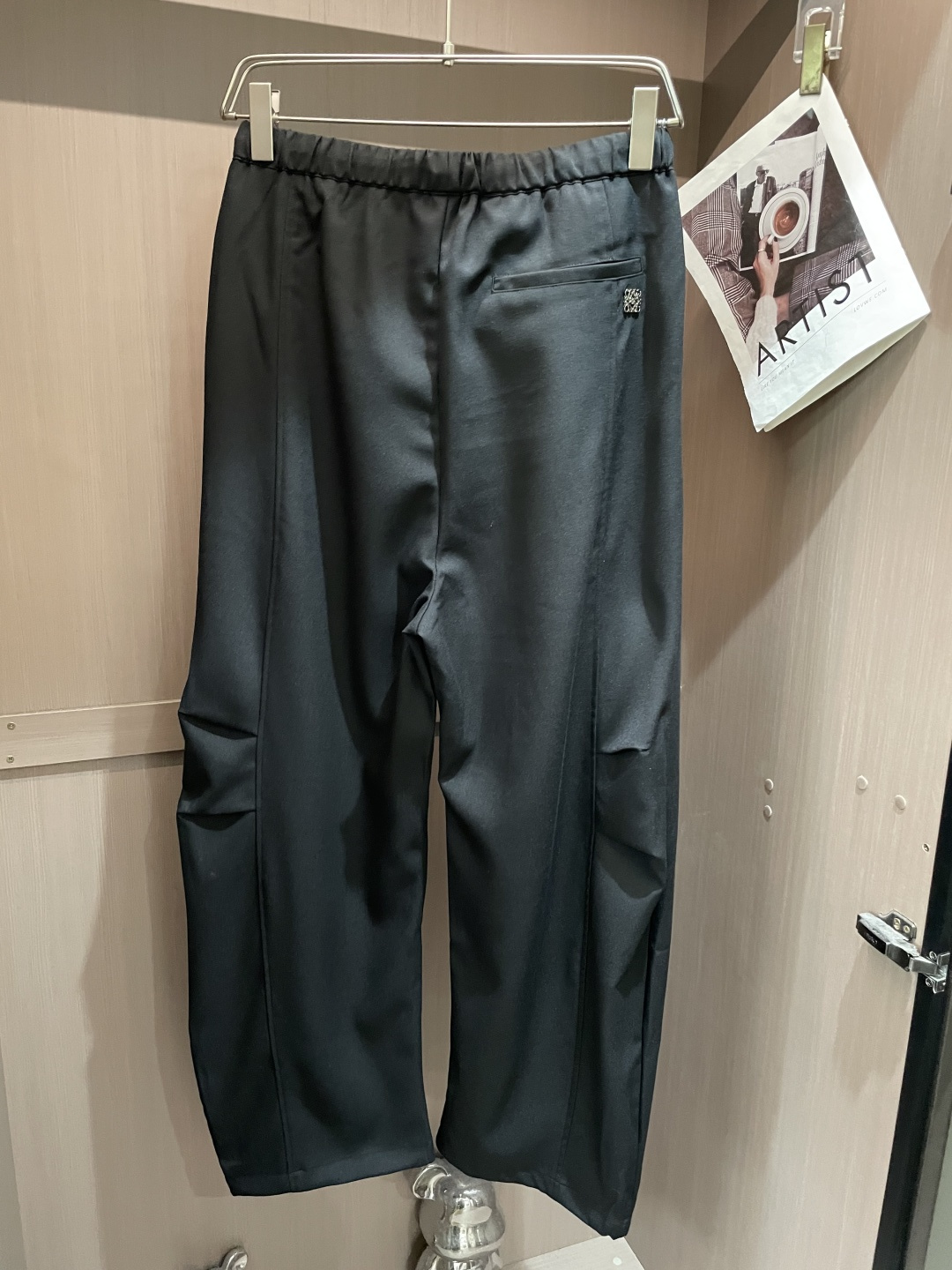 Loewe 2025秋冬最新休闲裤 潮人必备 版型超赞，能很好的修复各种腿型，非常个性！柔软排汗，舒适度