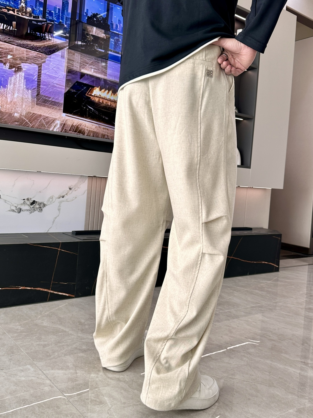 Loewe 2025秋冬最新休闲裤 潮人必备 版型超赞，能很好的修复各种腿型，非常个性！柔软排汗，舒适度