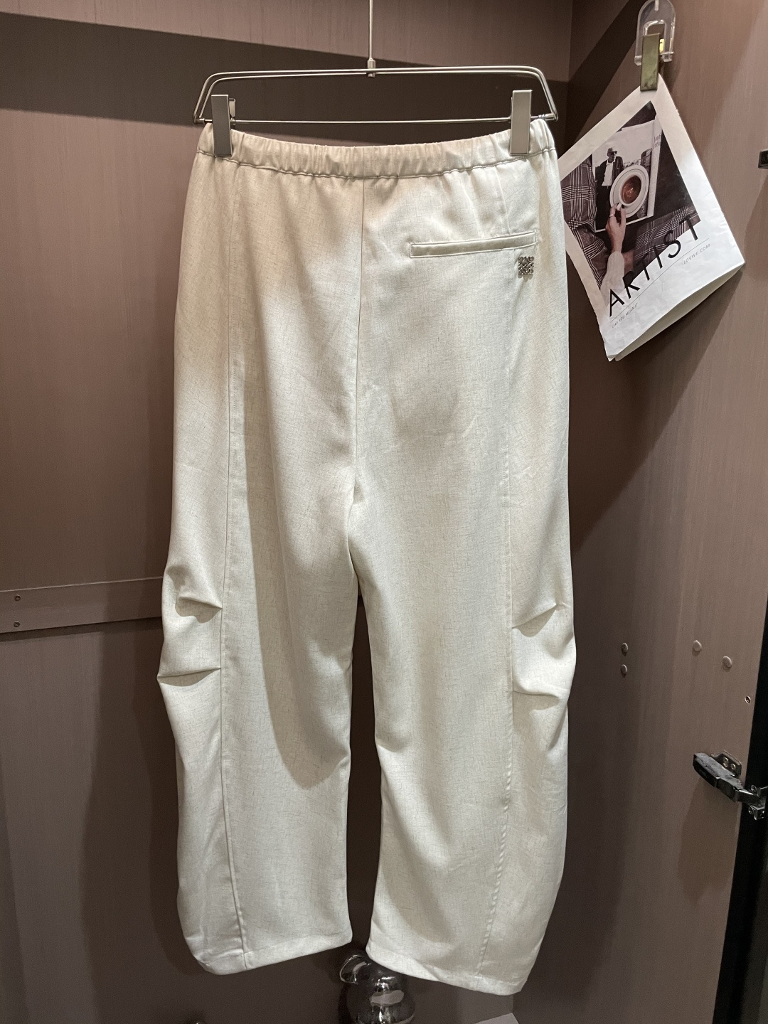 Loewe 2025秋冬最新休闲裤 潮人必备 版型超赞，能很好的修复各种腿型，非常个性！柔软排汗，舒适度
