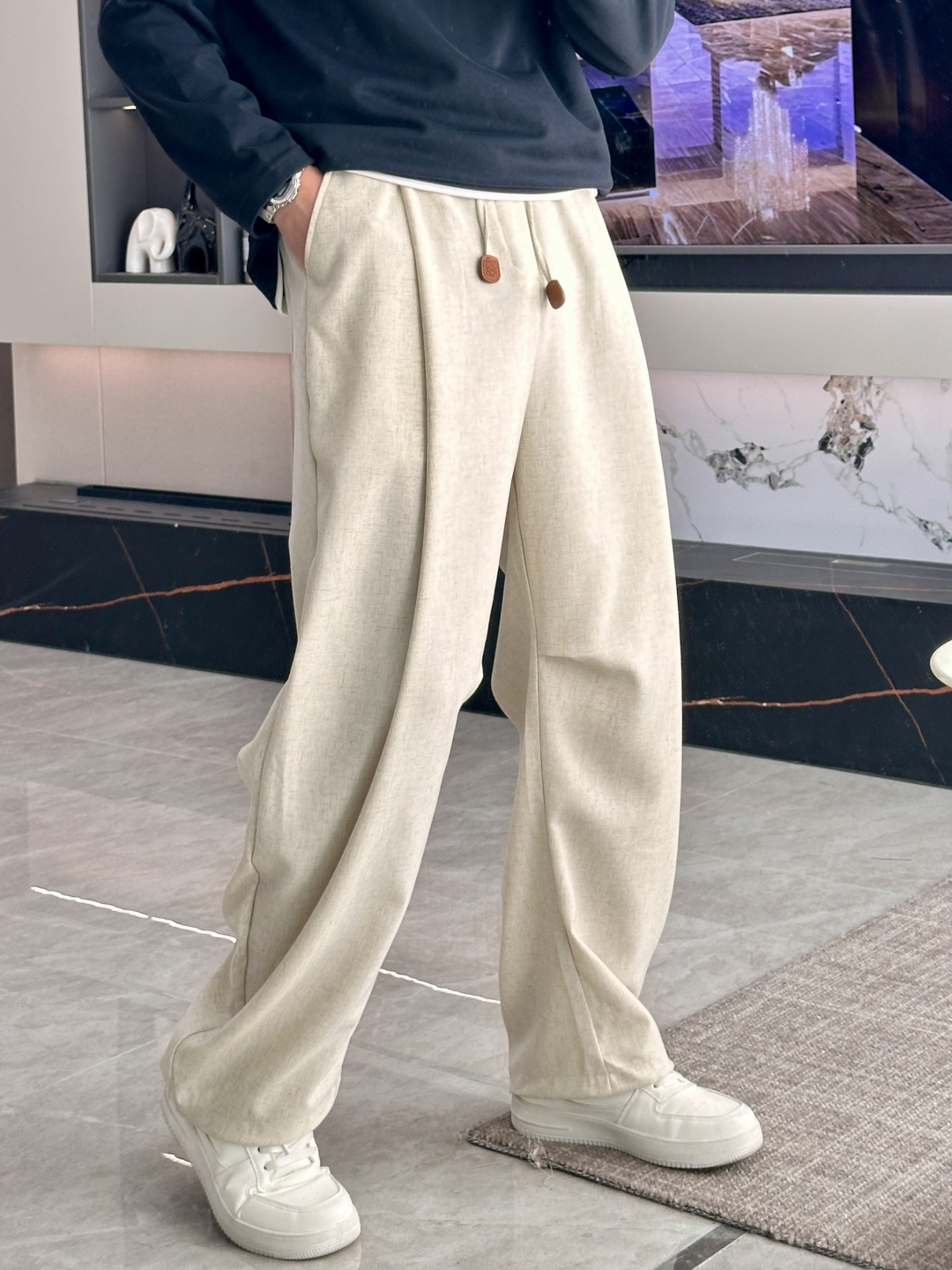 NO:541285,Loewe's latest casual pants in 2025 autumn and winter, a must-have for trendy people. The style is excellent and can repair various leg shapes well, which is very personal!  Soft and sweat-relieving, extremely comfortable. Customized elastic rubber at the waist of the trouser legs and original auxiliary materials. The upper body is sports and casual and fashionable, and is essential for leisure and traveling. Sizes s-Xl,,loewe,alexander wang19860909Loewe 2025秋冬最新休闲裤 潮人必备 版型超赞,能很好的修复各种腿型,非常个性！柔软排汗,舒适度极高.裤腿腰部订制松紧橡筋、原版辅料细节.上身运动休闲时尚,出街休闲、外出旅游必备. 尺码s-Xl,,loewe,alexander wang,Men's clothing