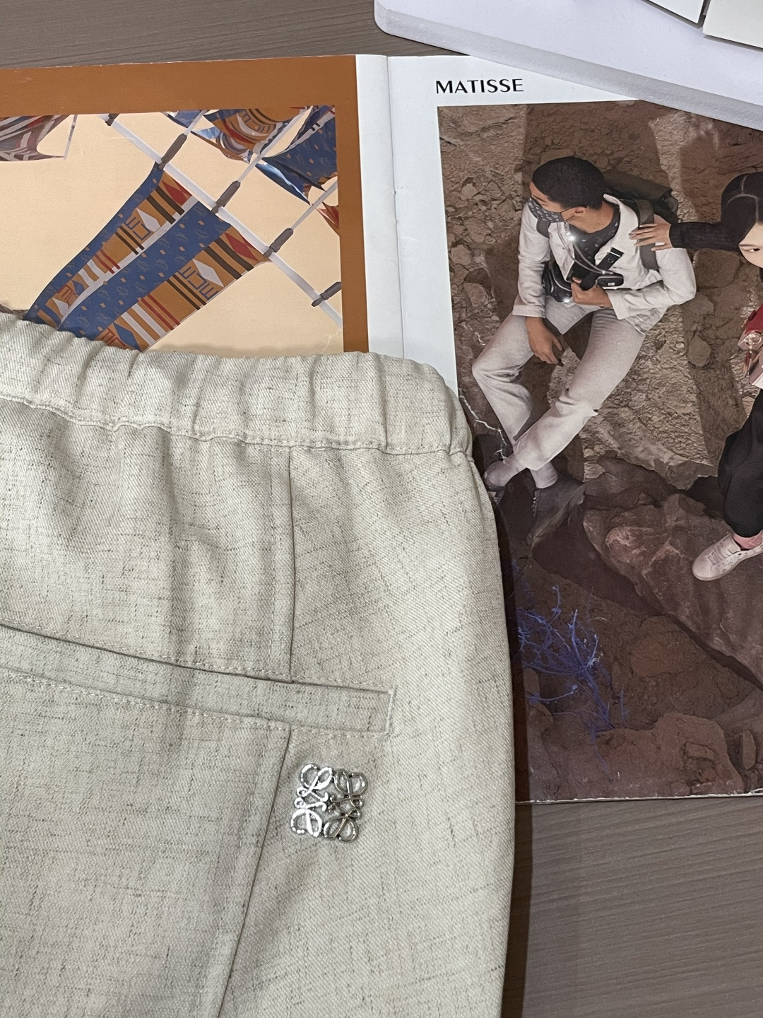 Loewe 2025秋冬最新休闲裤 潮人必备 版型超赞，能很好的修复各种腿型，非常个性！柔软排汗，舒适度