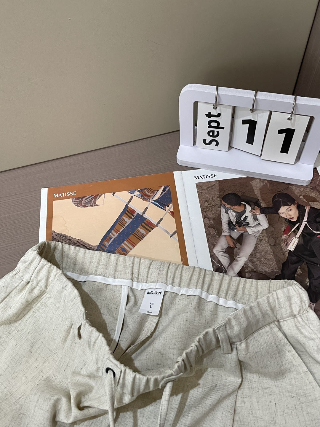 Loewe 2025秋冬最新休闲裤 潮人必备 版型超赞，能很好的修复各种腿型，非常个性！柔软排汗，舒适度
